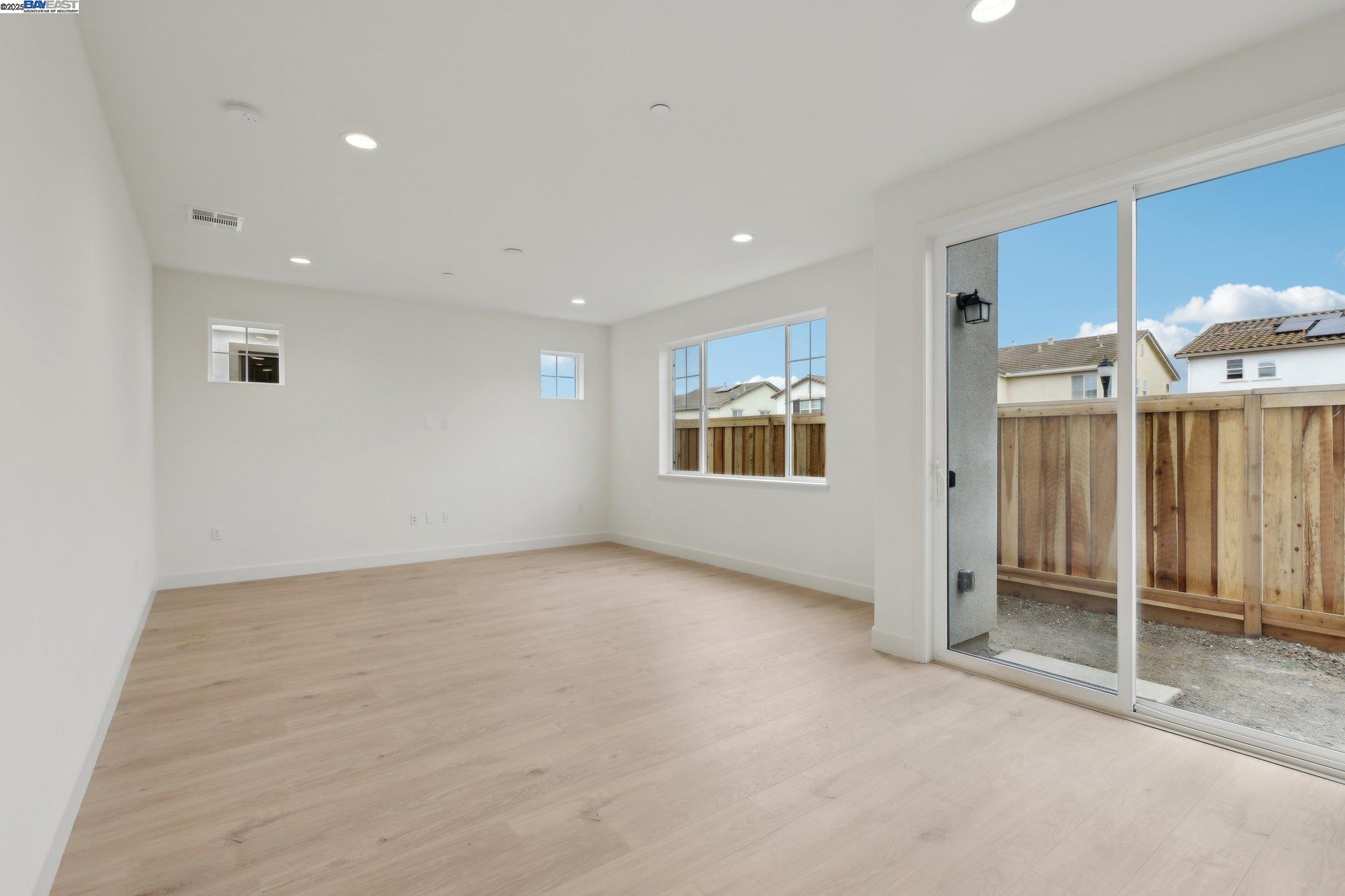 Detail Gallery Image 17 of 35 For 231 Mindy Way, Pittsburg,  CA 94565 - 3 Beds | 2/1 Baths