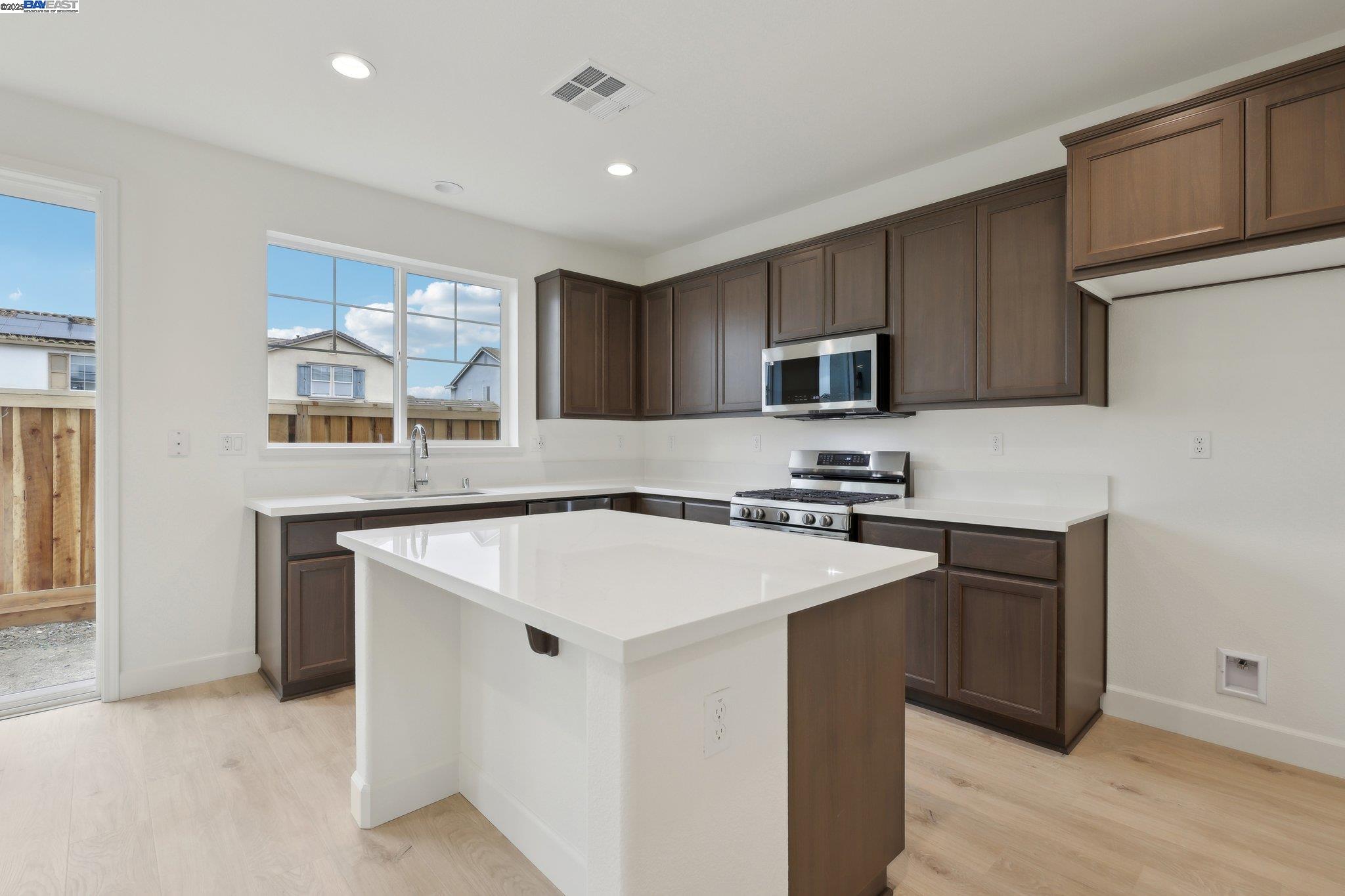 Detail Gallery Image 6 of 35 For 231 Mindy Way, Pittsburg,  CA 94565 - 3 Beds | 2/1 Baths