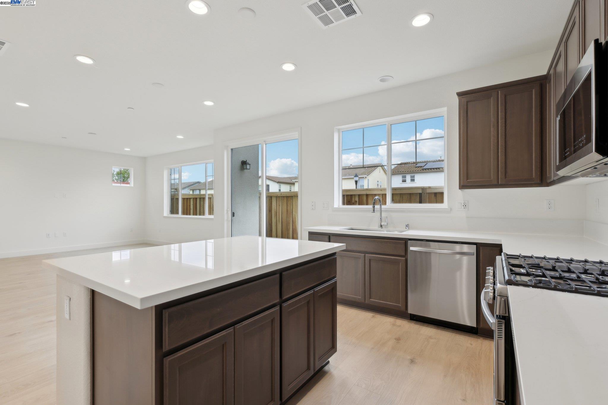 Detail Gallery Image 7 of 31 For 231 Mindy Way, Pittsburg,  CA 94565 - 3 Beds | 2/1 Baths