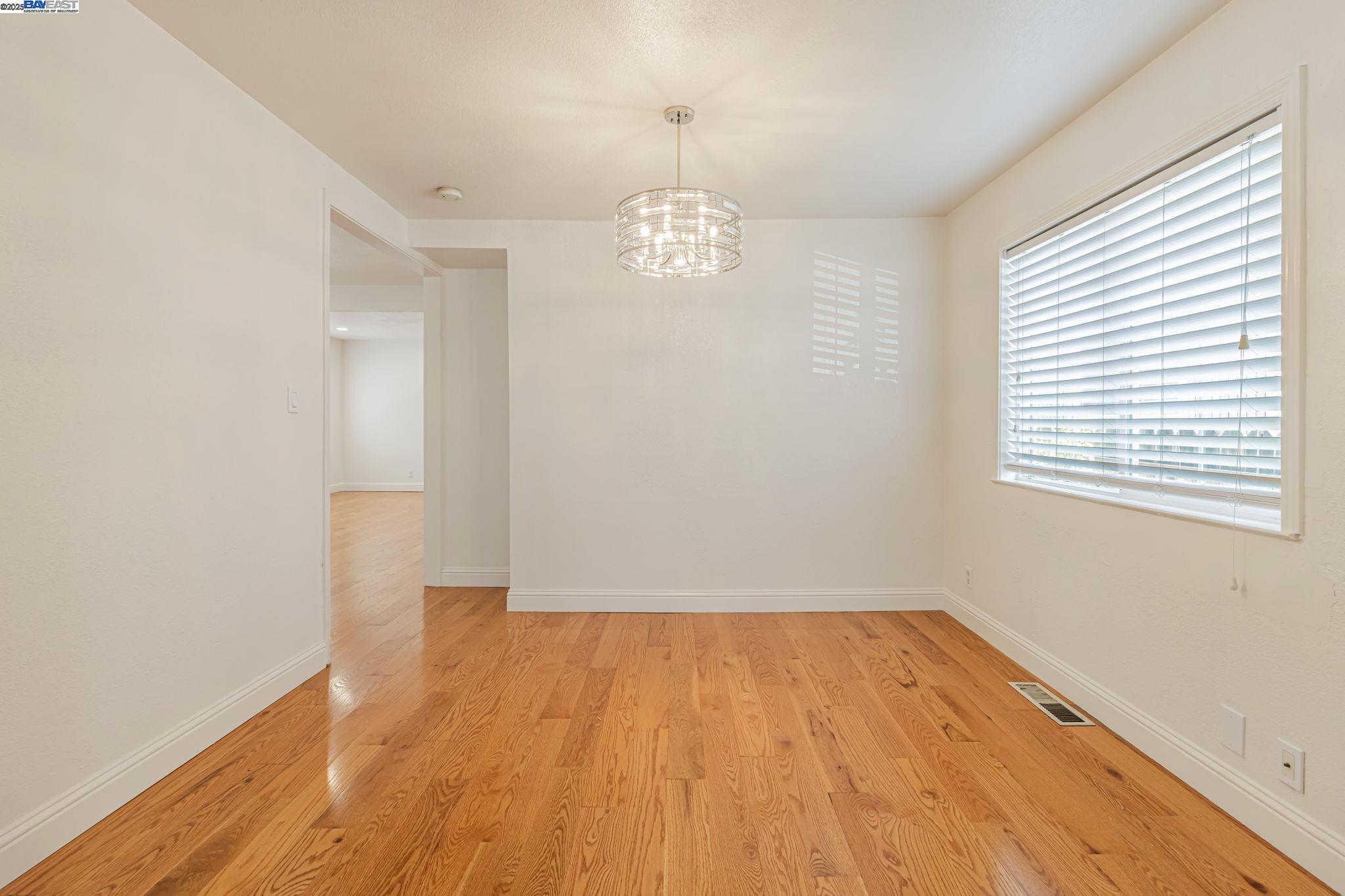 Detail Gallery Image 5 of 29 For 2940 Somerset Ave, Castro Valley,  CA 94546 - 4 Beds | 2 Baths