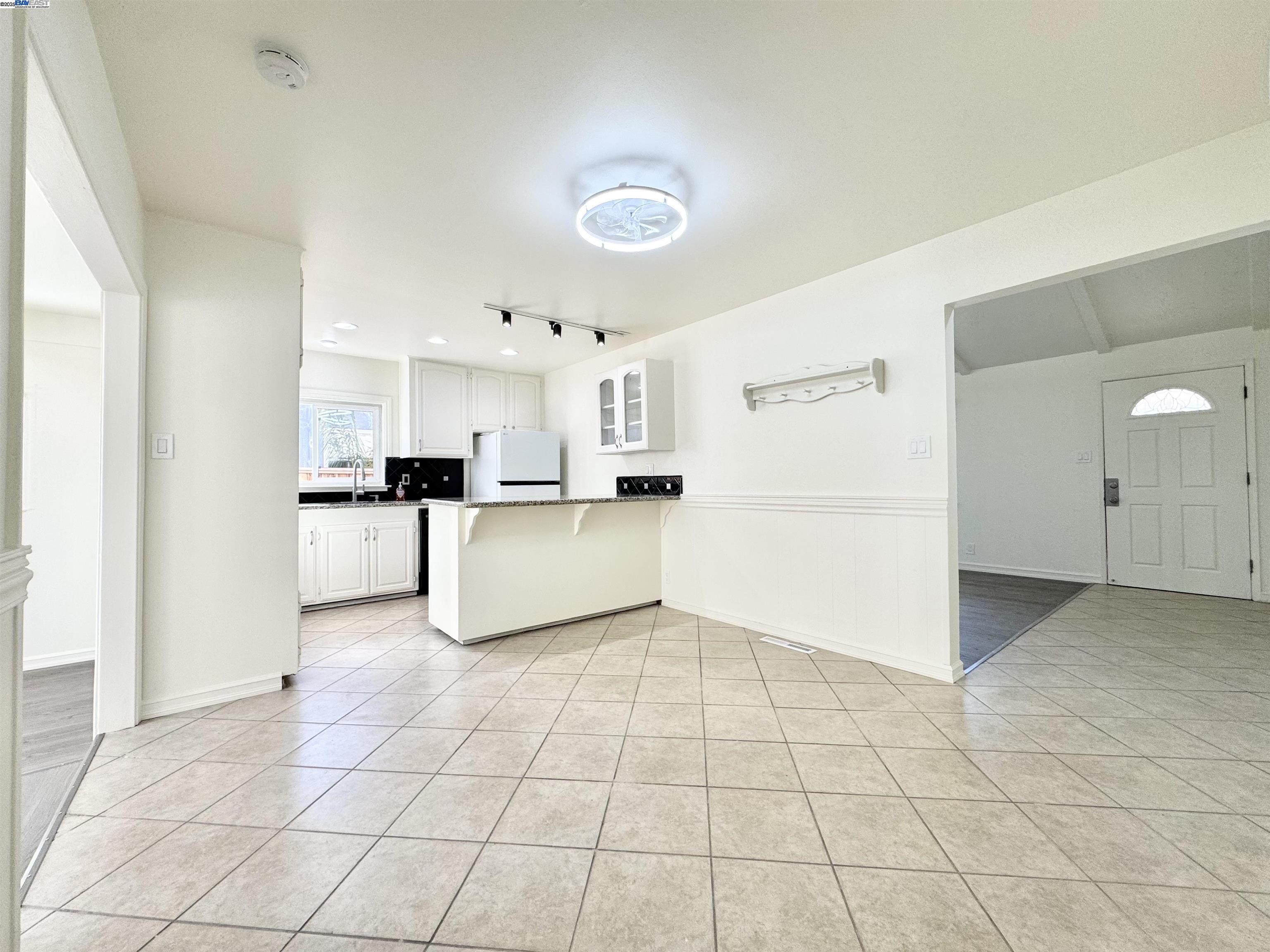 Detail Gallery Image 13 of 44 For 15560 W Calgary St, San Leandro,  CA 94579-2268 - 3 Beds | 2 Baths