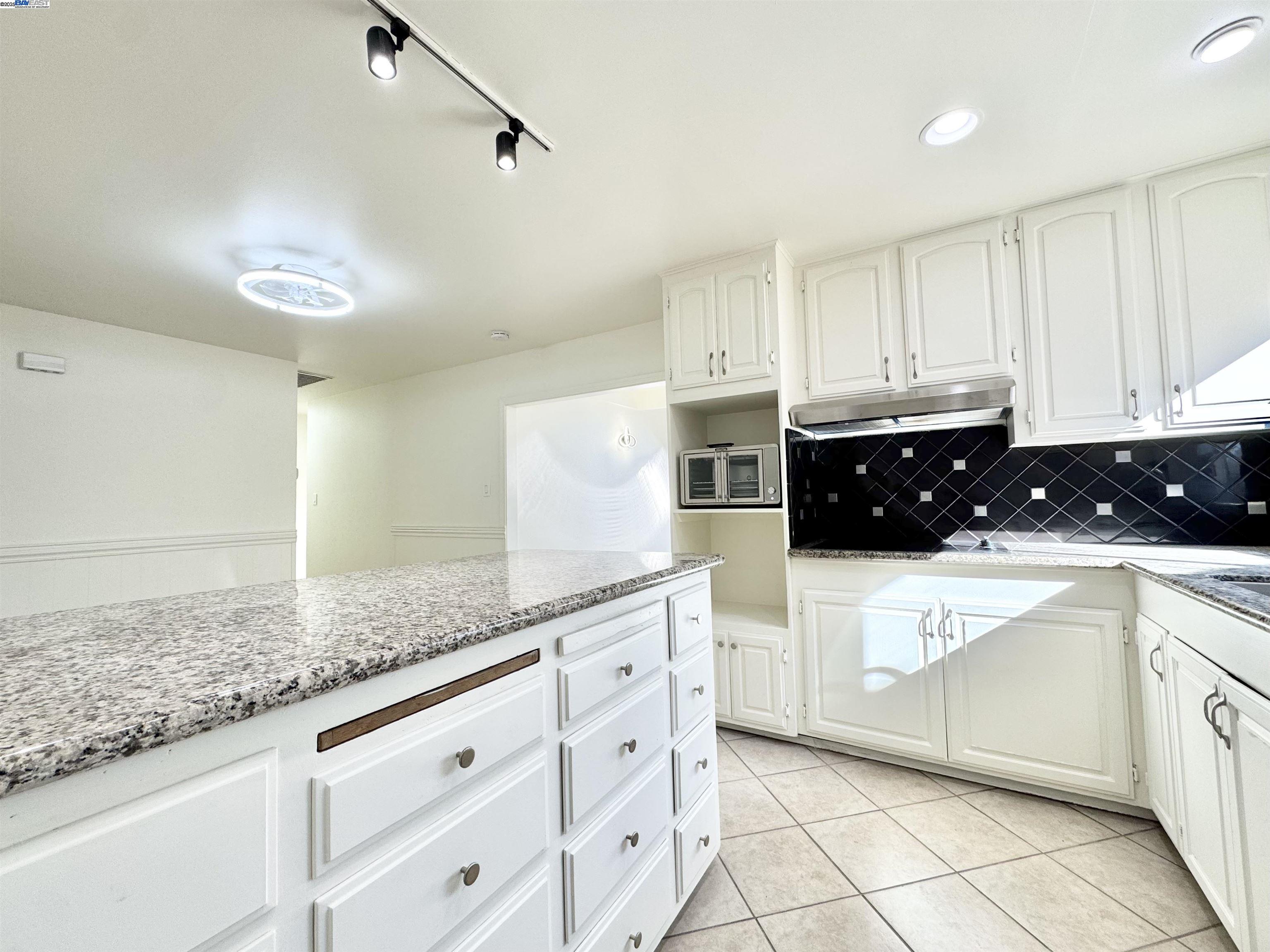 Detail Gallery Image 9 of 44 For 15560 W Calgary St, San Leandro,  CA 94579-2268 - 3 Beds | 2 Baths