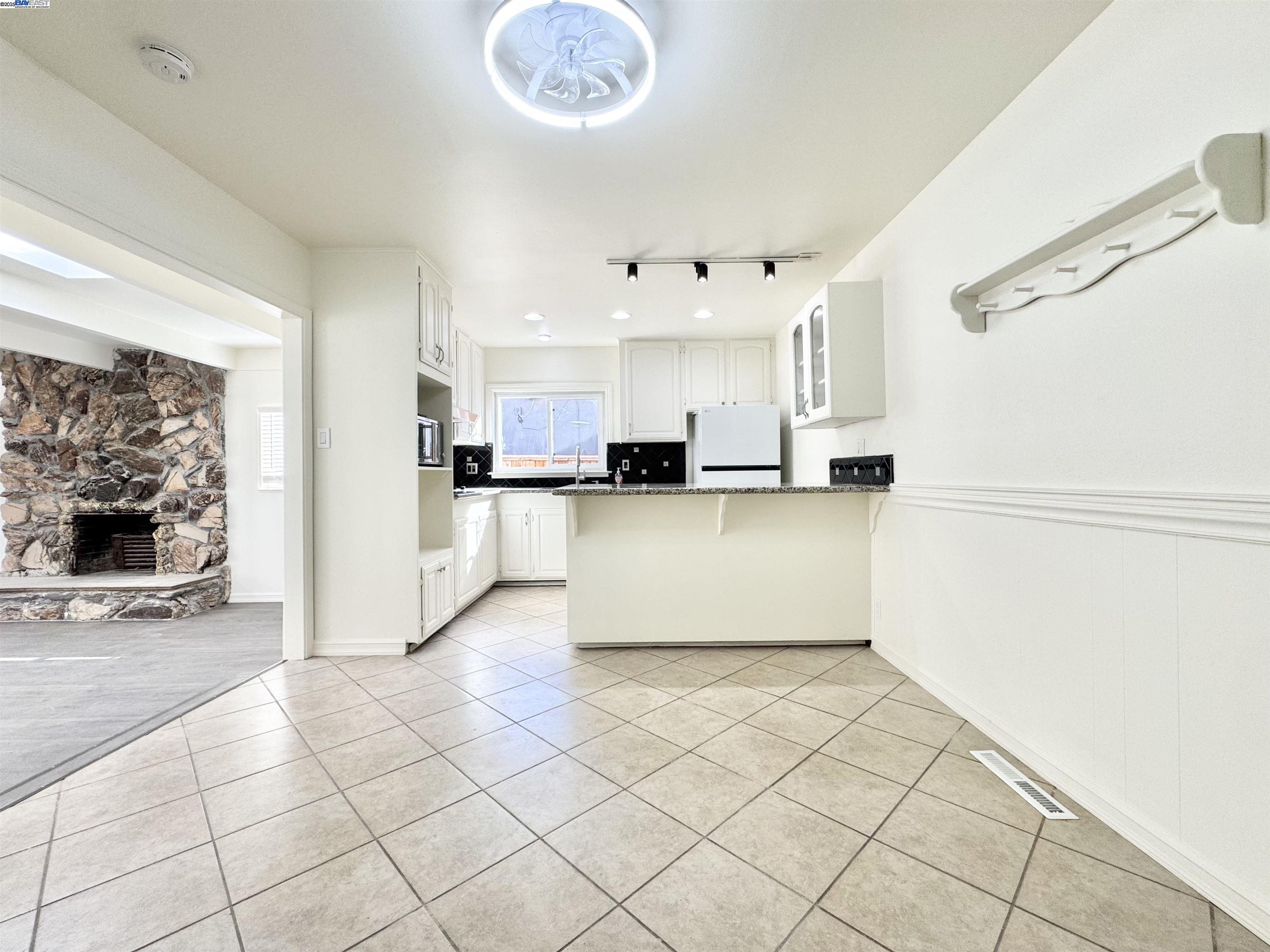 Detail Gallery Image 10 of 44 For 15560 W Calgary St, San Leandro,  CA 94579-2268 - 3 Beds | 2 Baths