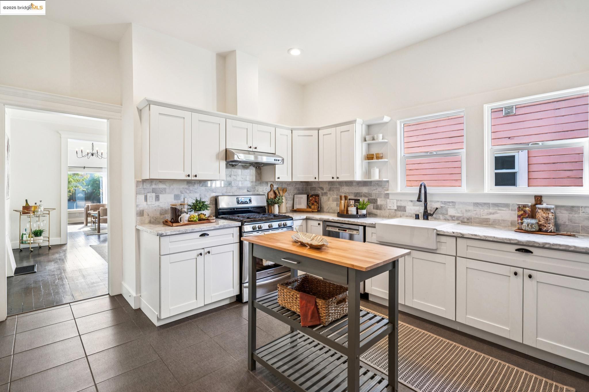 Detail Gallery Image 14 of 60 For 1054 54th St., Oakland,  CA 94608 - 4 Beds | 2/1 Baths