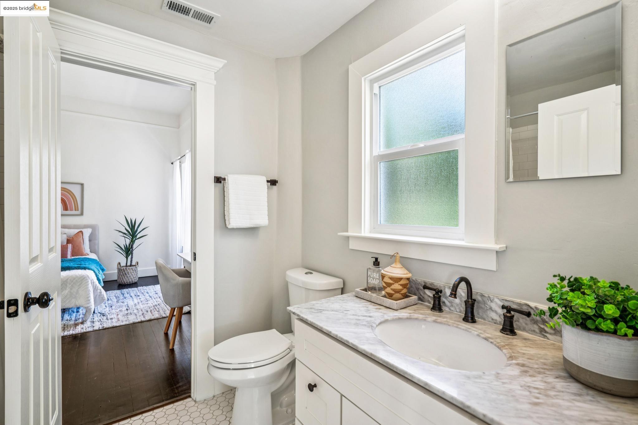 Detail Gallery Image 23 of 60 For 1054 54th St., Oakland,  CA 94608 - 4 Beds | 2/1 Baths