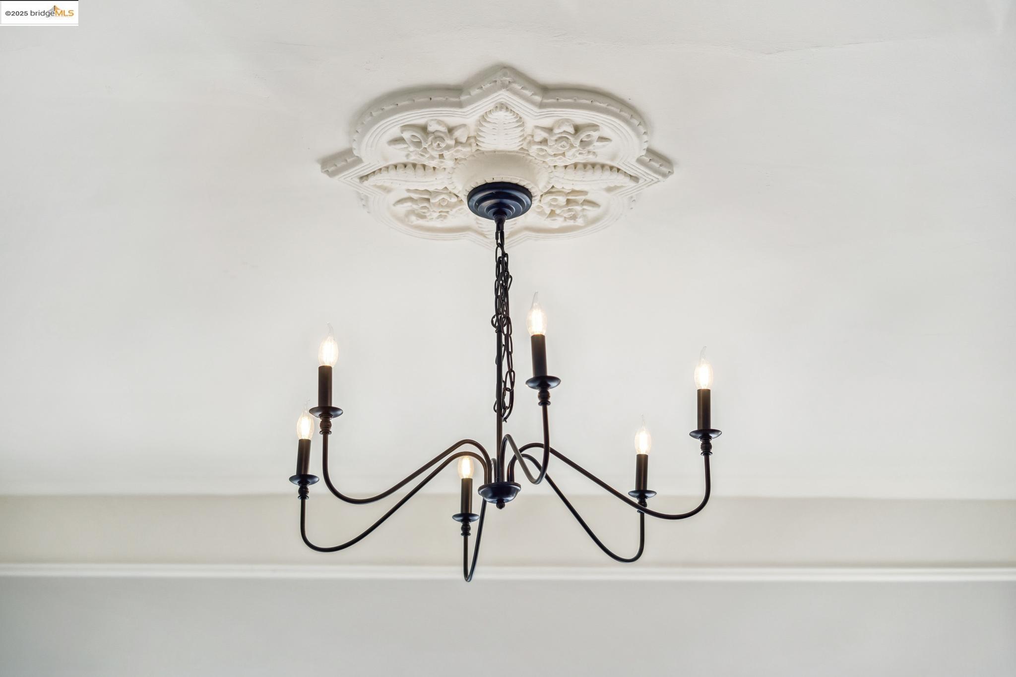 Detail Gallery Image 8 of 60 For 1054 54th St., Oakland,  CA 94608 - 4 Beds | 2/1 Baths