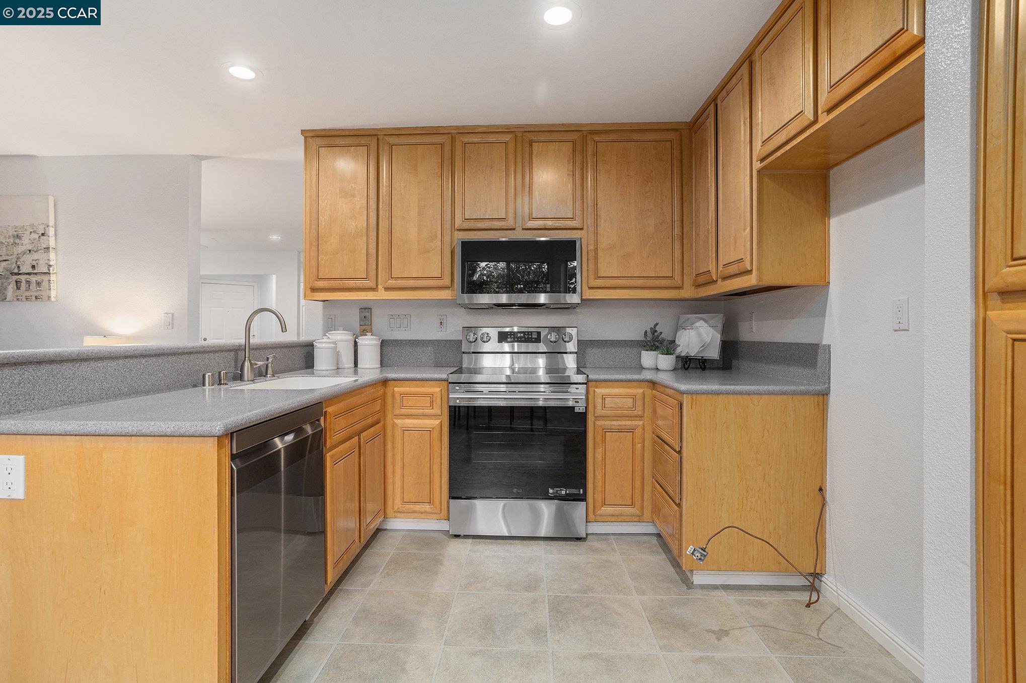 Detail Gallery Image 6 of 25 For 745 Bayshore St, Martinez,  CA 94553 - 4 Beds | 2/1 Baths