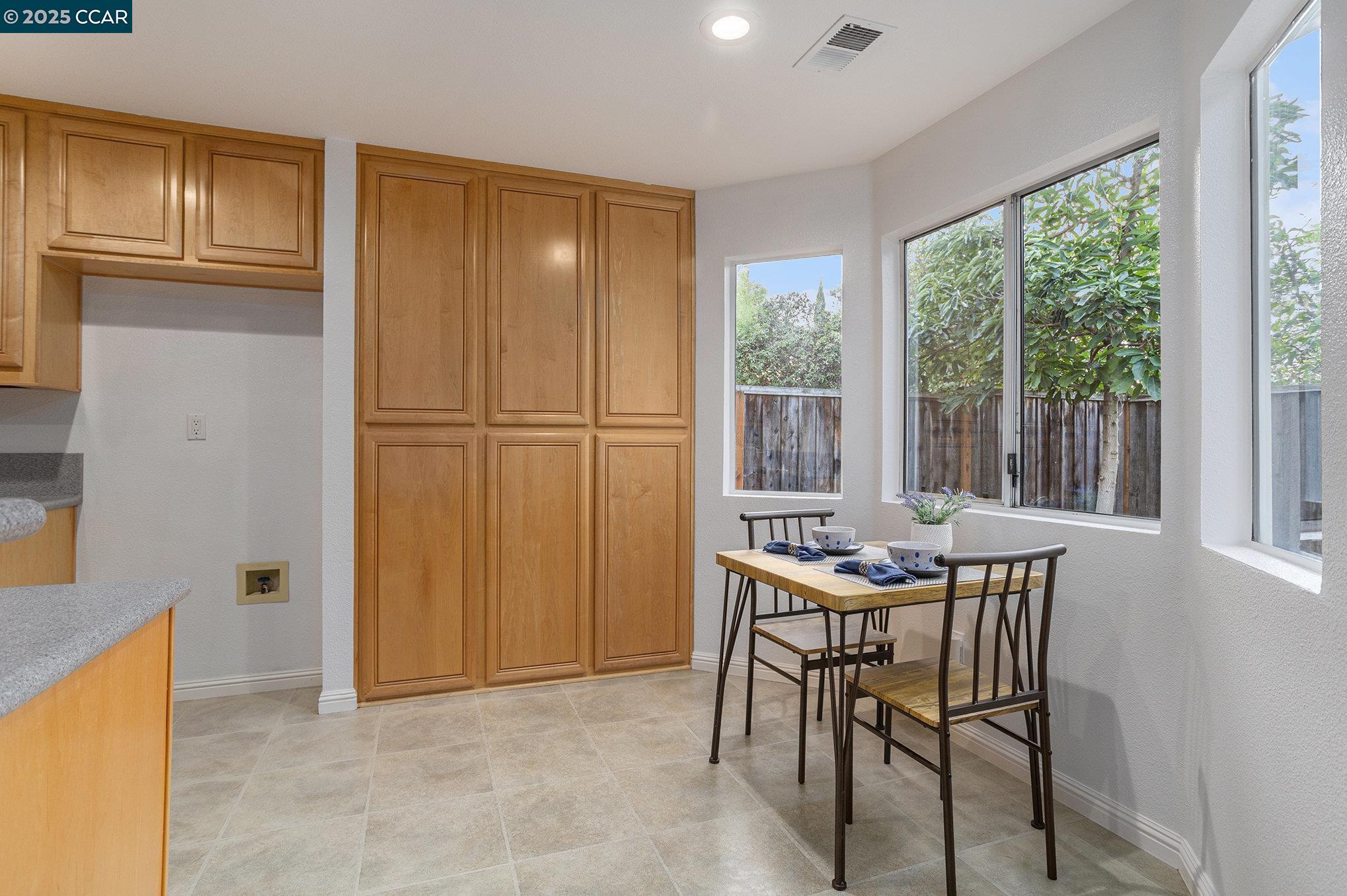 Detail Gallery Image 7 of 25 For 745 Bayshore St, Martinez,  CA 94553 - 4 Beds | 2/1 Baths