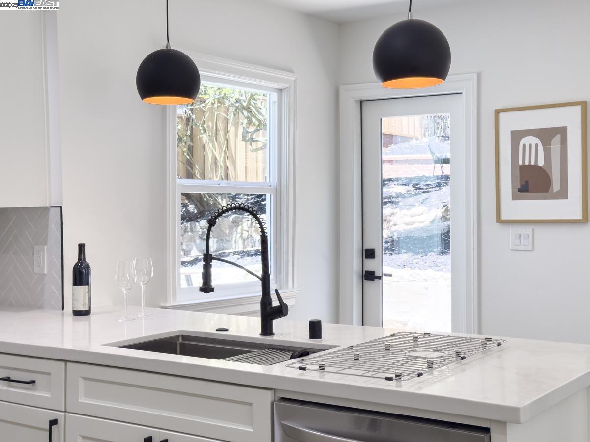 Detail Gallery Image 14 of 52 For 479 Kentucky Ave, Berkeley,  CA 94707 - 3 Beds | 2 Baths