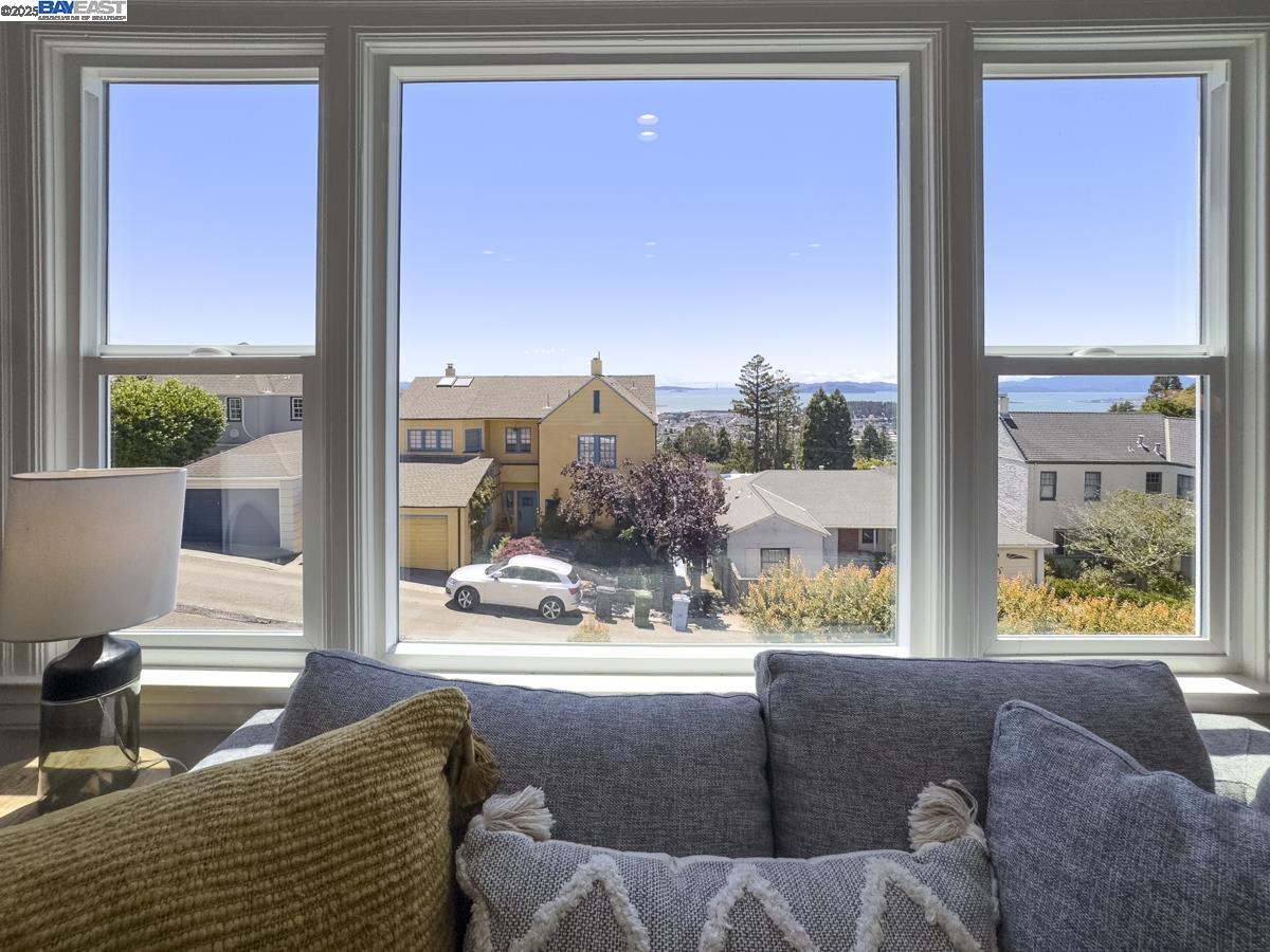 Detail Gallery Image 5 of 52 For 479 Kentucky Ave, Berkeley,  CA 94707 - 3 Beds | 2 Baths