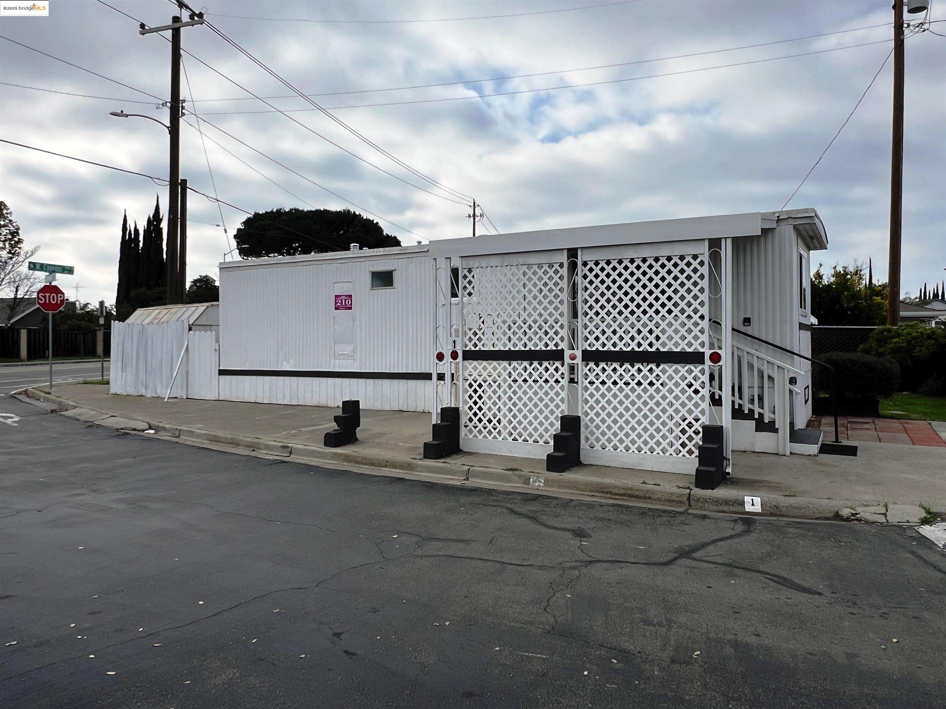 Detail Gallery Image 2 of 16 For 210 W Cypress #1,  Oakley,  CA 94561 - 1 Beds | 1 Baths