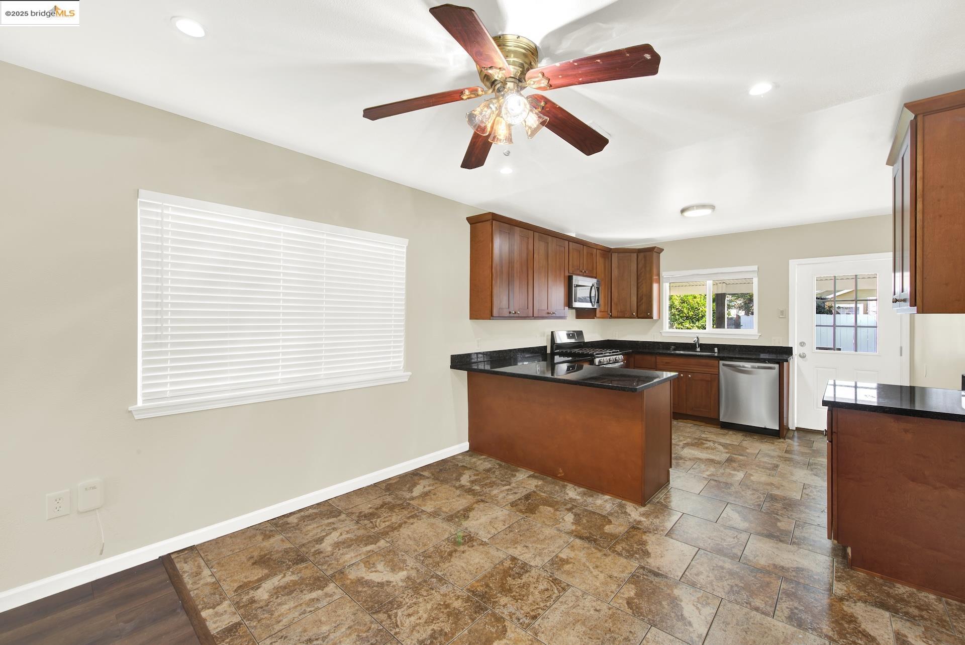 Detail Gallery Image 12 of 35 For 1232 78th Ave, Oakland,  CA 94621 - 2 Beds | 1 Baths