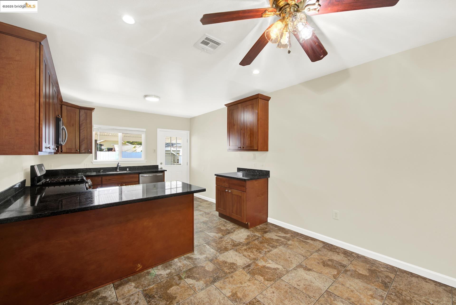 Detail Gallery Image 13 of 35 For 1232 78th Ave, Oakland,  CA 94621 - 2 Beds | 1 Baths