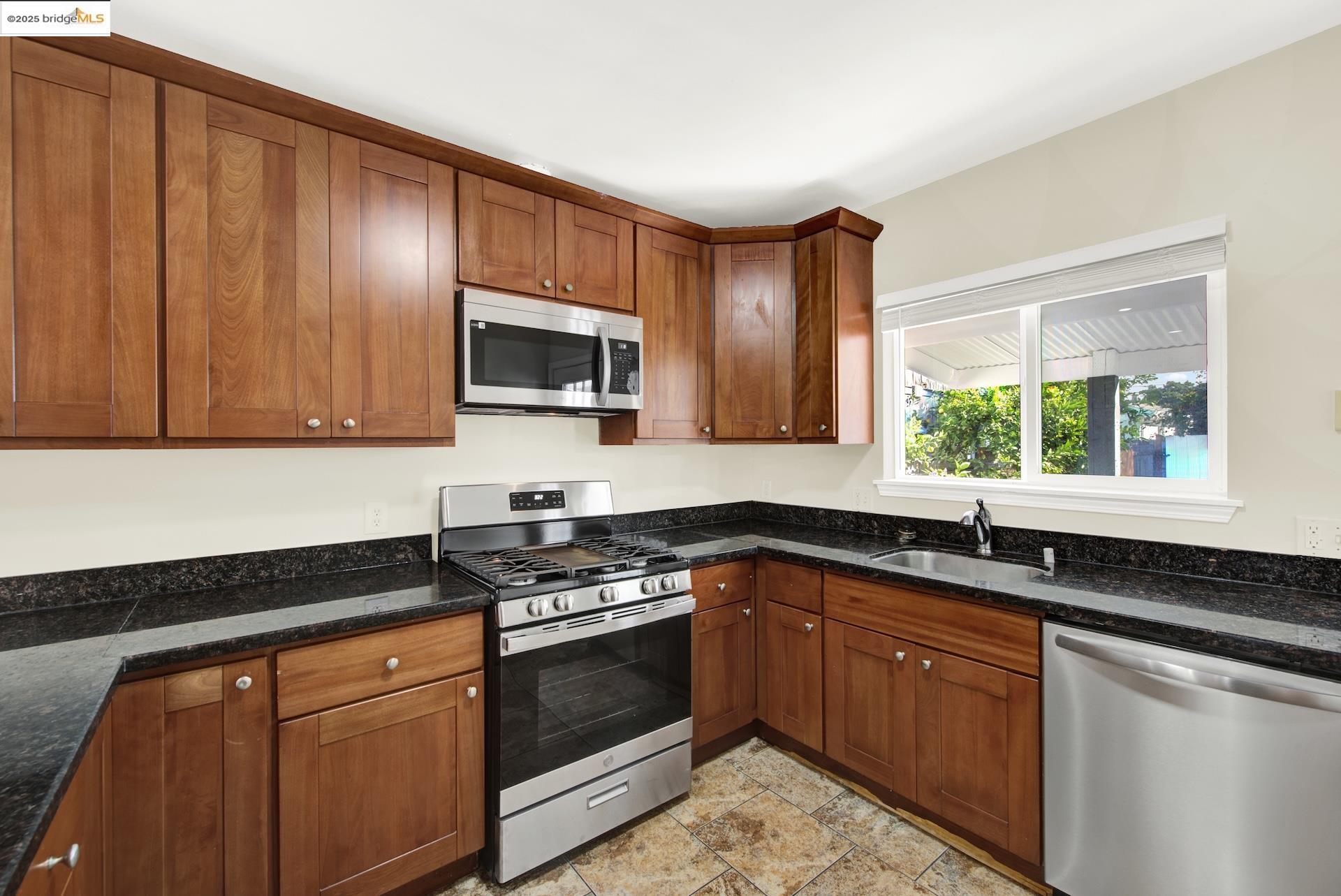 Detail Gallery Image 14 of 35 For 1232 78th Ave, Oakland,  CA 94621 - 2 Beds | 1 Baths