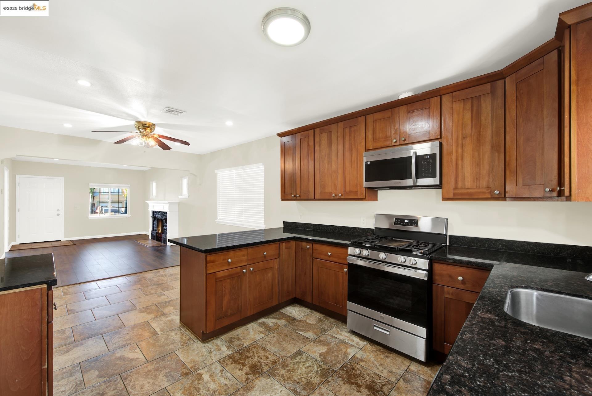 Detail Gallery Image 15 of 35 For 1232 78th Ave, Oakland,  CA 94621 - 2 Beds | 1 Baths