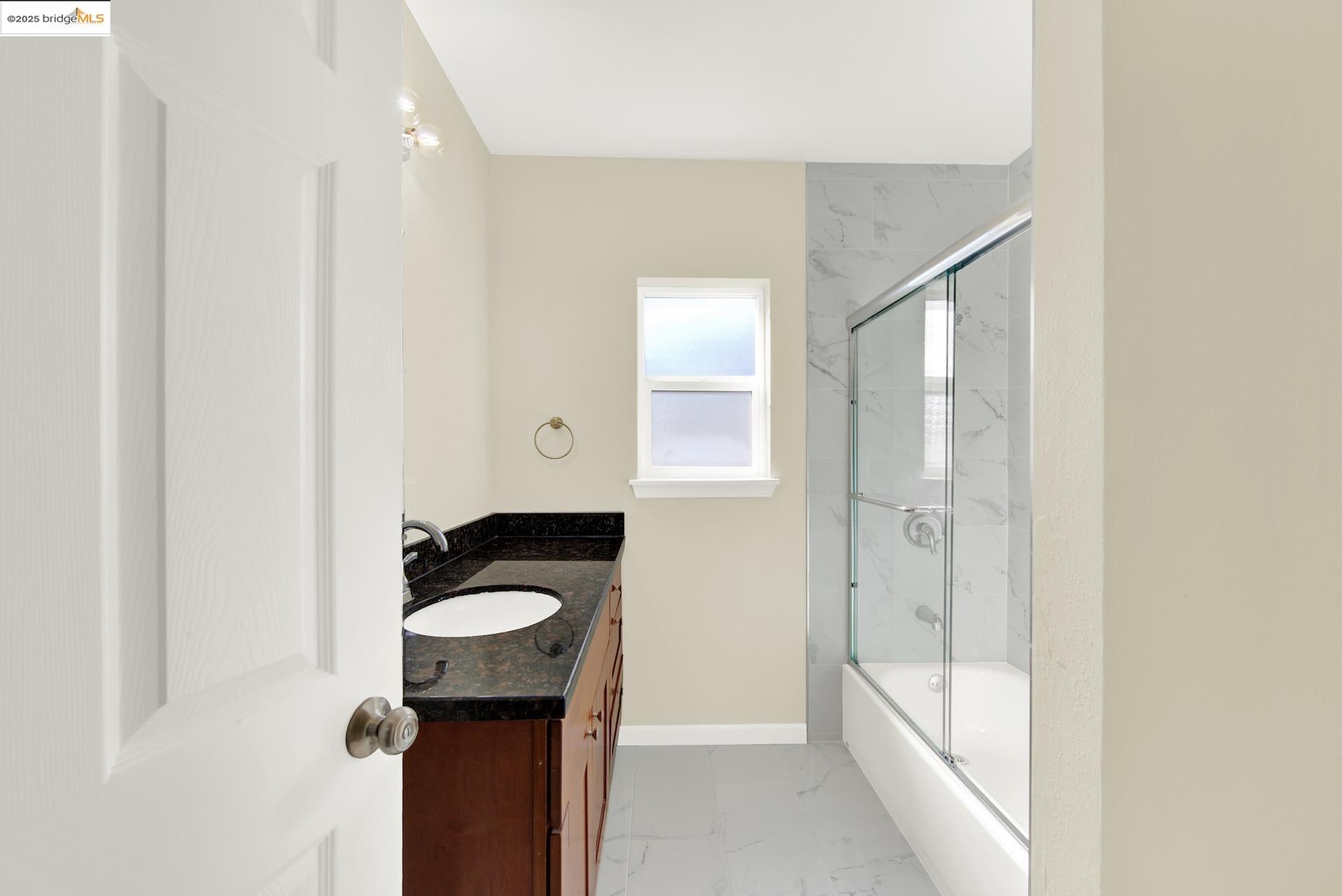 Detail Gallery Image 17 of 35 For 1232 78th Ave, Oakland,  CA 94621 - 2 Beds | 1 Baths