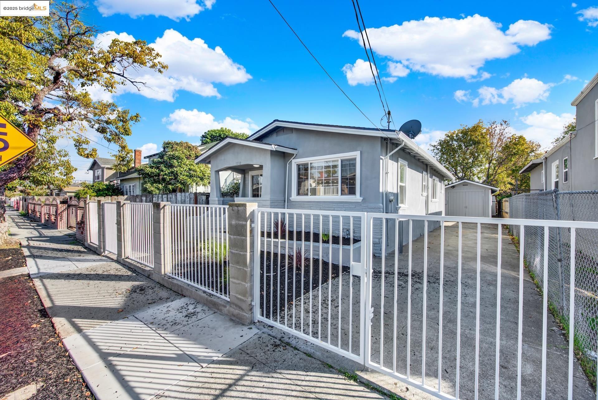 Detail Gallery Image 3 of 35 For 1232 78th Ave, Oakland,  CA 94621 - 2 Beds | 1 Baths