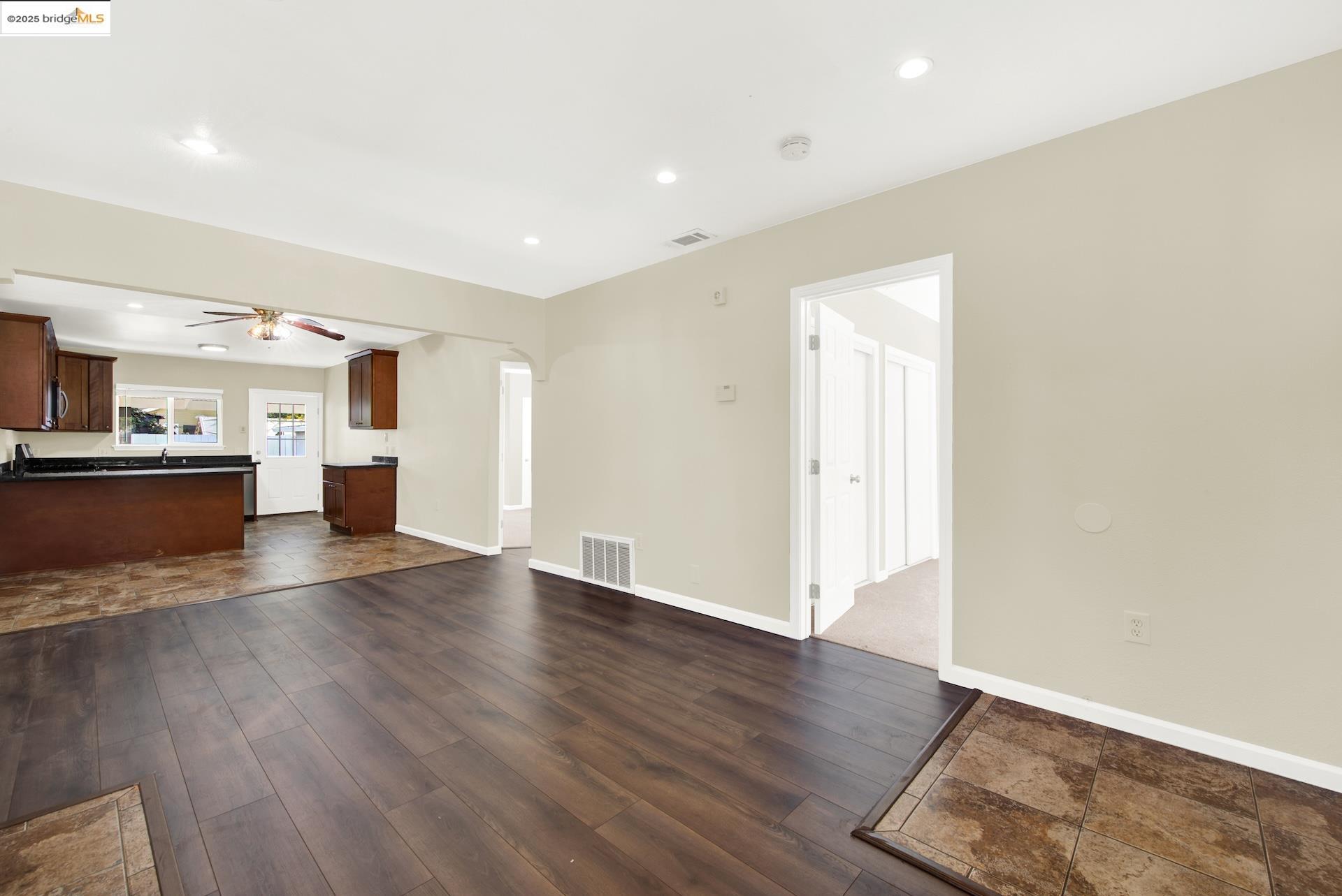 Detail Gallery Image 6 of 35 For 1232 78th Ave, Oakland,  CA 94621 - 2 Beds | 1 Baths