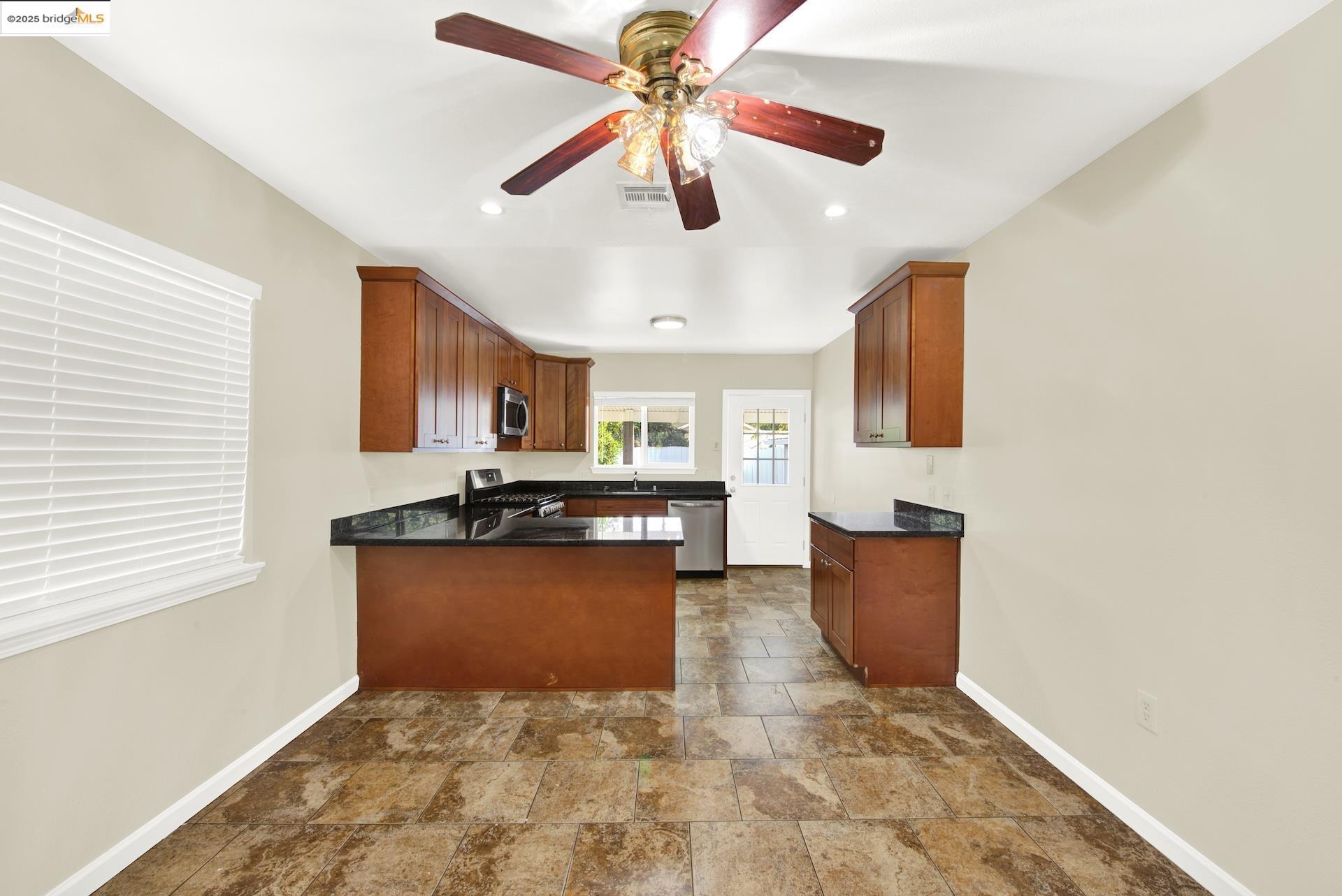 Detail Gallery Image 10 of 35 For 1232 78th Ave, Oakland,  CA 94621 - 2 Beds | 1 Baths