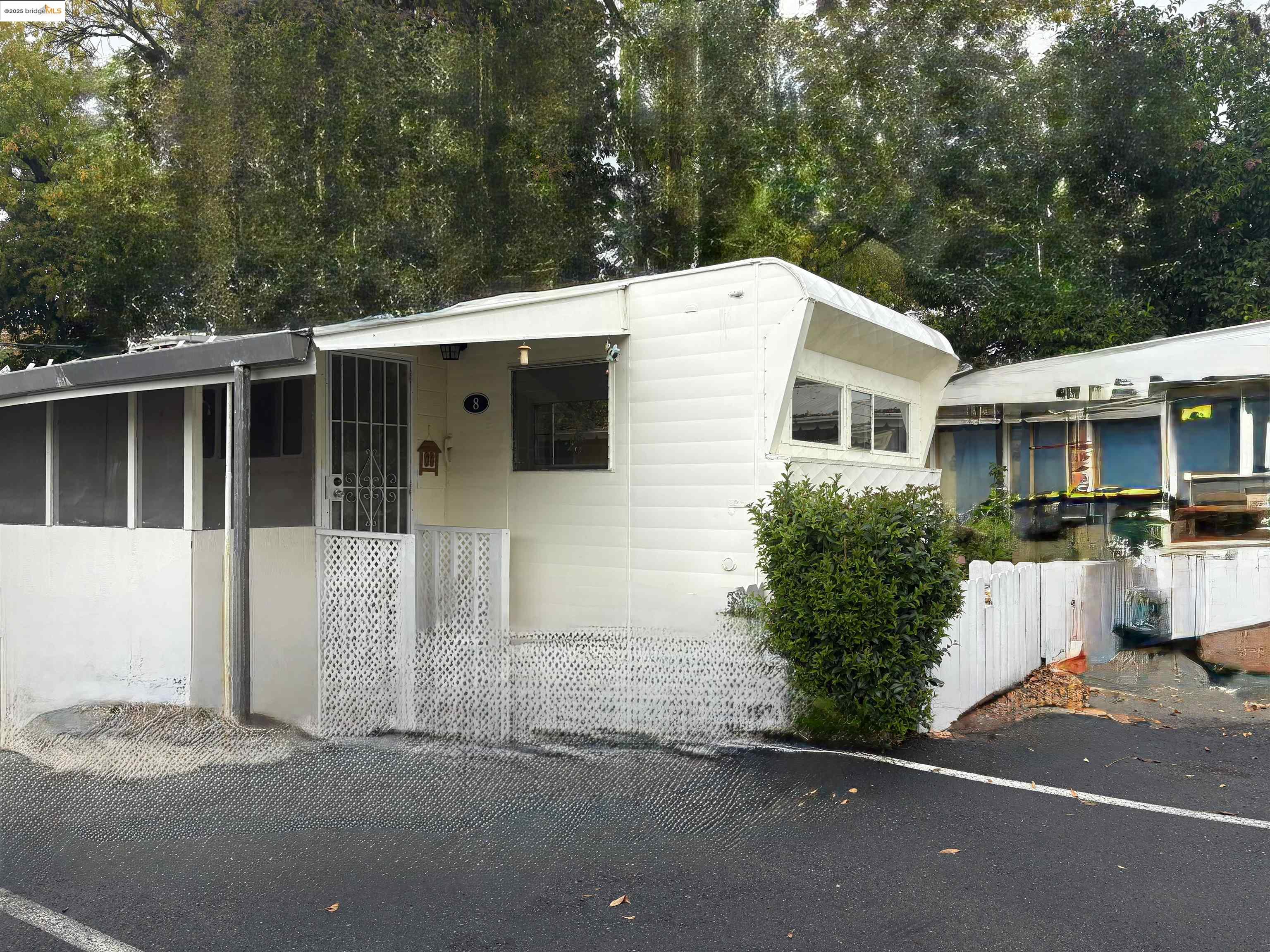 Detail Gallery Image 2 of 9 For 2050 Monument, Pleasant Hill,  CA 94523 - 2 Beds | 1 Baths