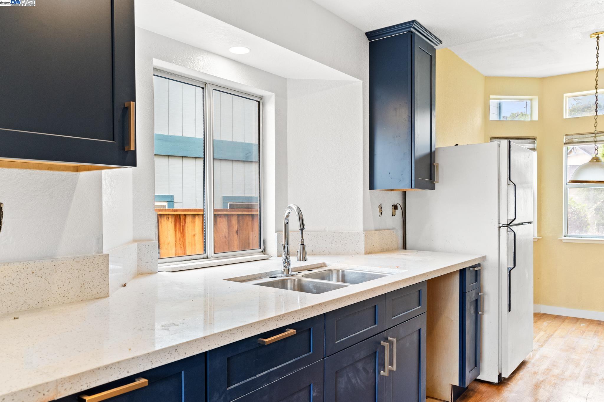 Detail Gallery Image 11 of 34 For 104 Bridgeview Ct, Crockett,  CA 94525 - 3 Beds | 2/1 Baths