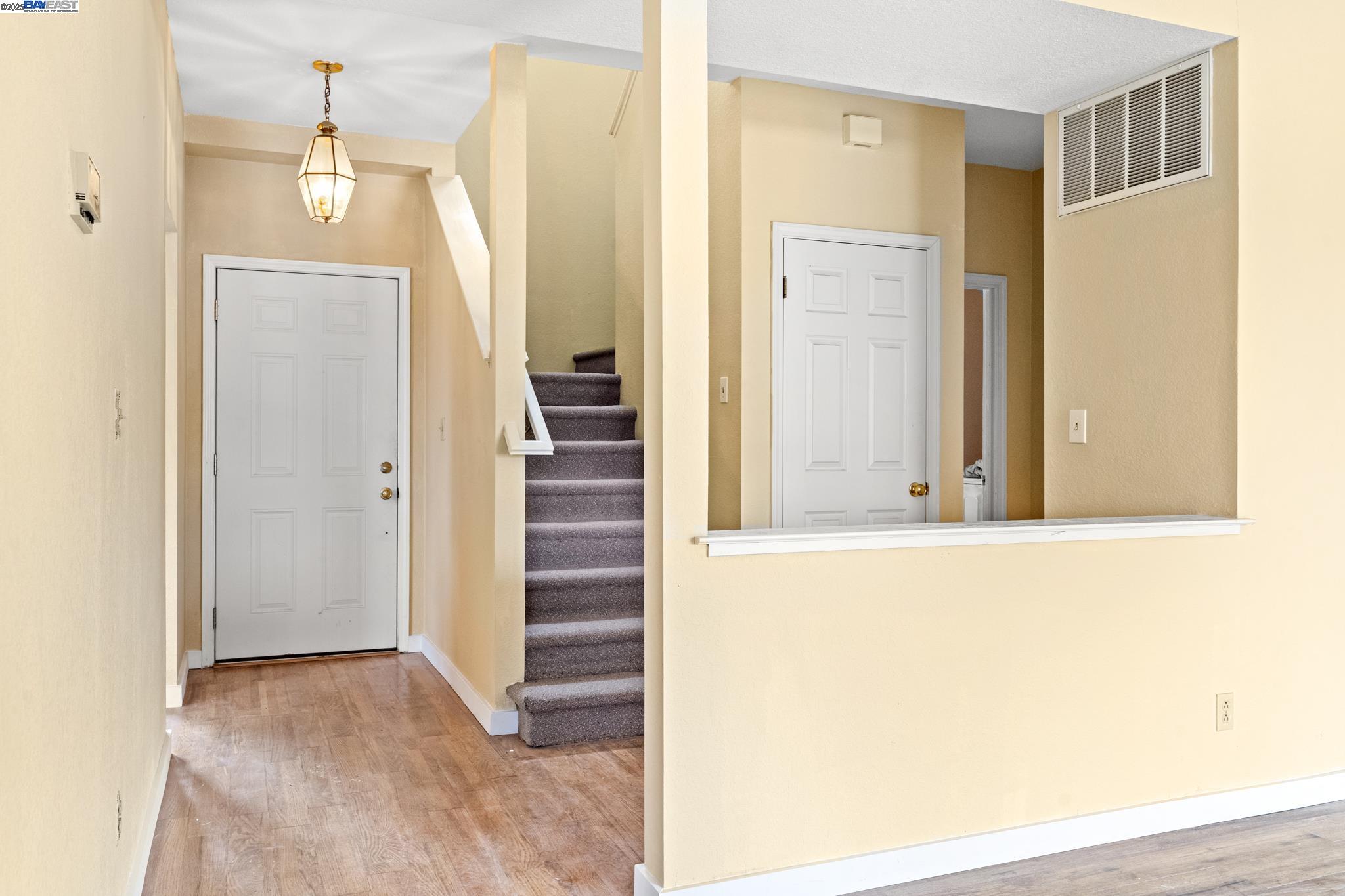 Detail Gallery Image 3 of 34 For 104 Bridgeview Ct, Crockett,  CA 94525 - 3 Beds | 2/1 Baths