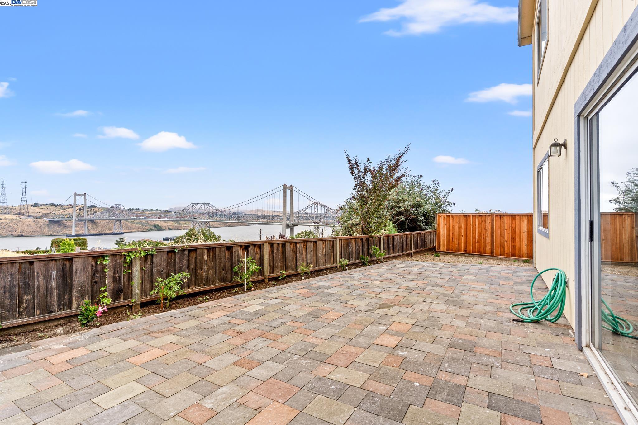 Detail Gallery Image 5 of 34 For 104 Bridgeview Ct, Crockett,  CA 94525 - 3 Beds | 2/1 Baths