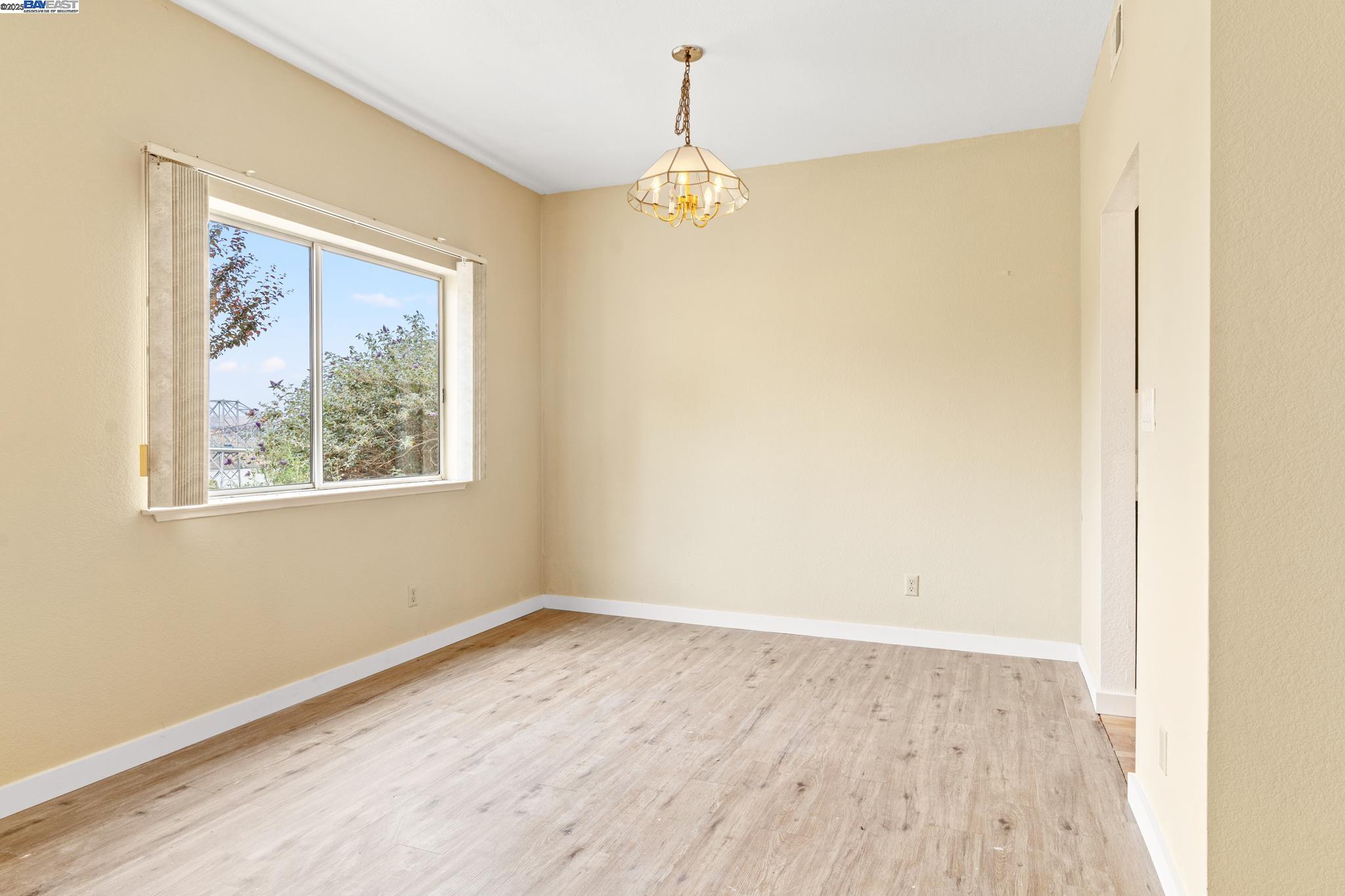 Detail Gallery Image 8 of 34 For 104 Bridgeview Ct, Crockett,  CA 94525 - 3 Beds | 2/1 Baths