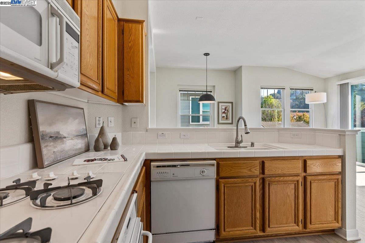 Detail Gallery Image 10 of 27 For 4605 Keller Ridge Dr, Clayton,  CA 94517 - 2 Beds | 2 Baths