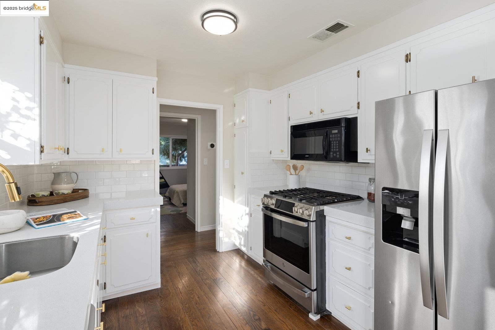 Detail Gallery Image 13 of 45 For 1945 Bradhoff Ave, San Leandro,  CA 94577 - 3 Beds | 2 Baths