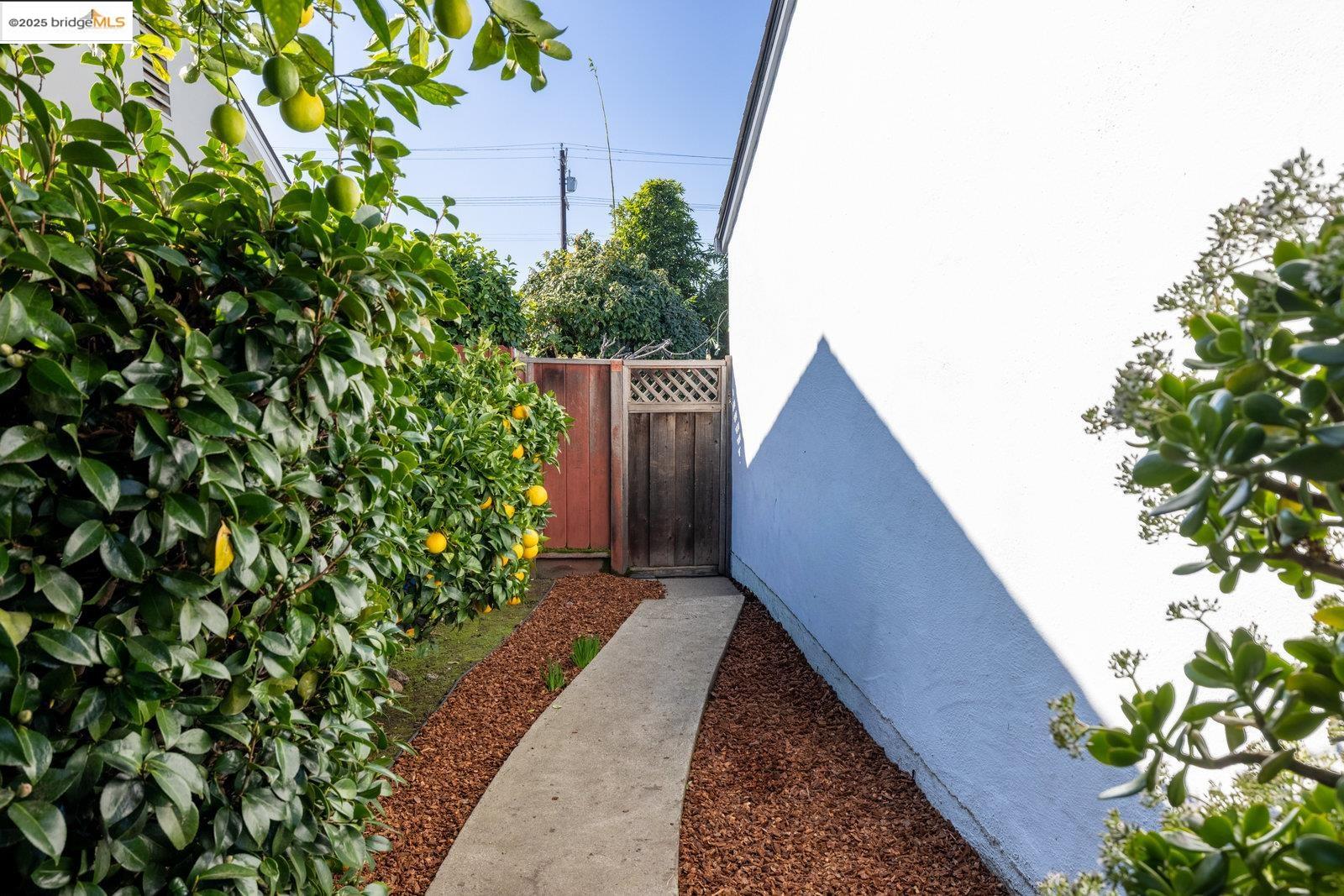 Detail Gallery Image 43 of 45 For 1945 Bradhoff Ave, San Leandro,  CA 94577 - 3 Beds | 2 Baths