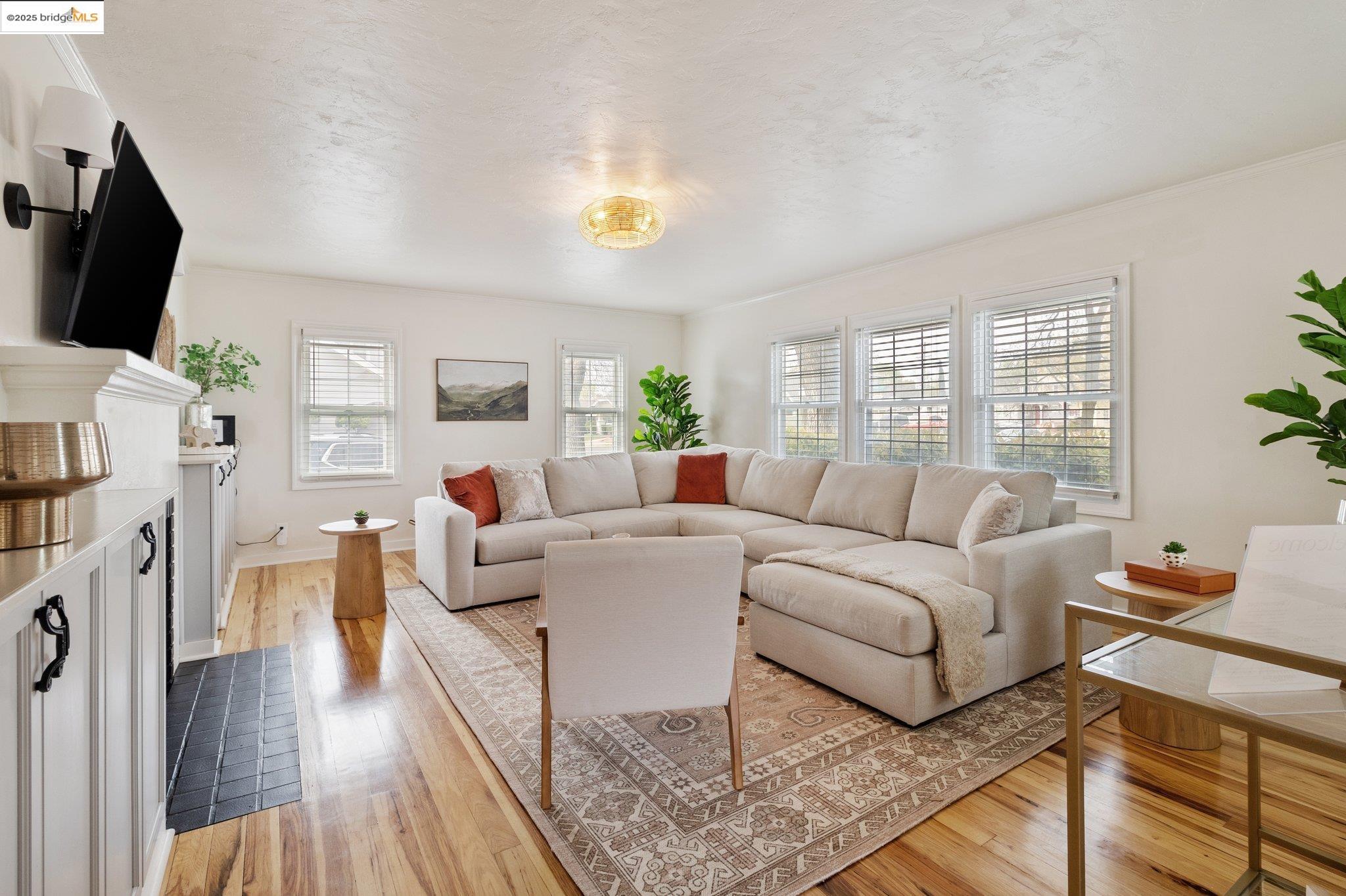 Detail Gallery Image 5 of 35 For 328 W Walnut St, Stockton,  CA 95204 - 5 Beds | 2/1 Baths