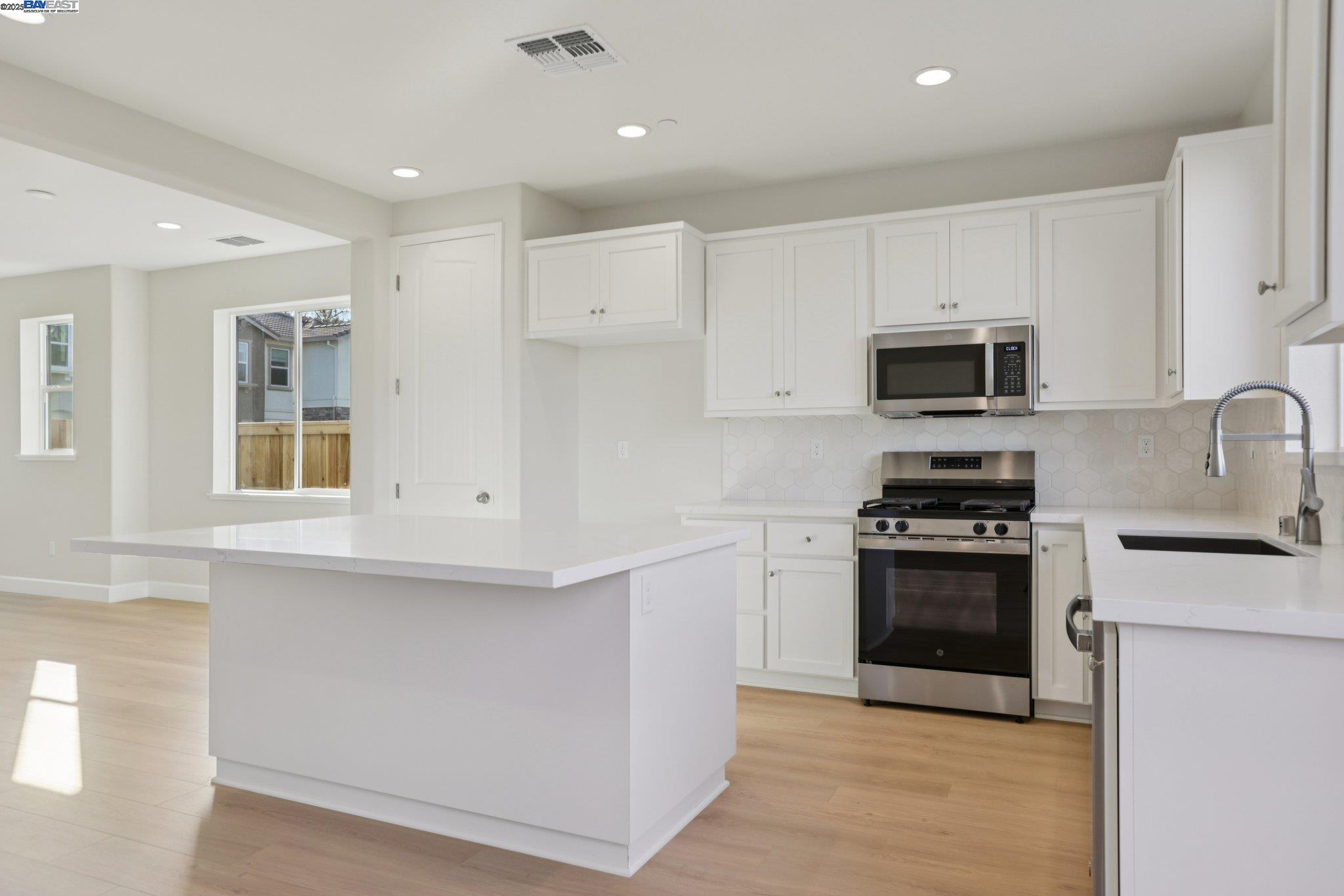 Detail Gallery Image 11 of 38 For 109 Creek View Cir, Fairfield,  CA 94533 - 3 Beds | 2/1 Baths