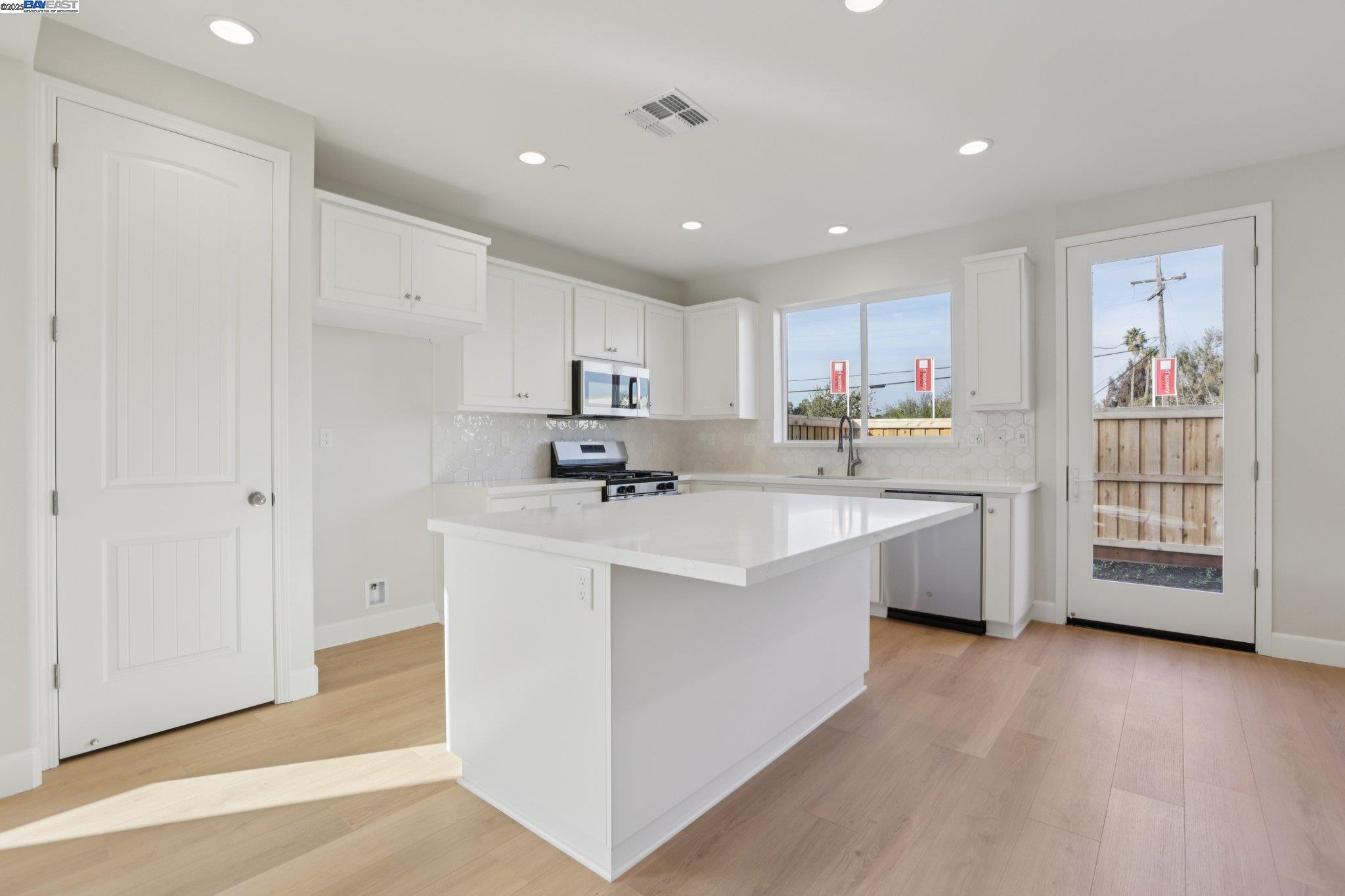 Detail Gallery Image 12 of 38 For 109 Creek View Cir, Fairfield,  CA 94533 - 3 Beds | 2/1 Baths