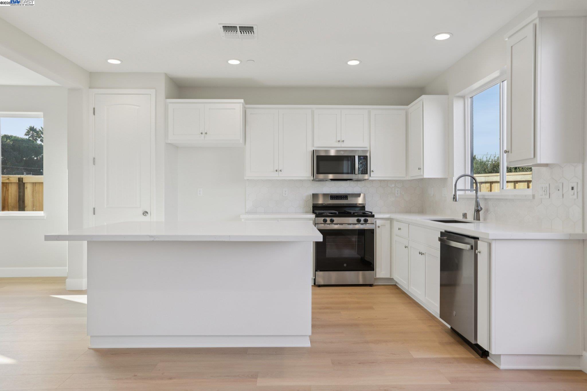 Detail Gallery Image 10 of 38 For 109 Creek View Cir, Fairfield,  CA 94533 - 3 Beds | 2/1 Baths