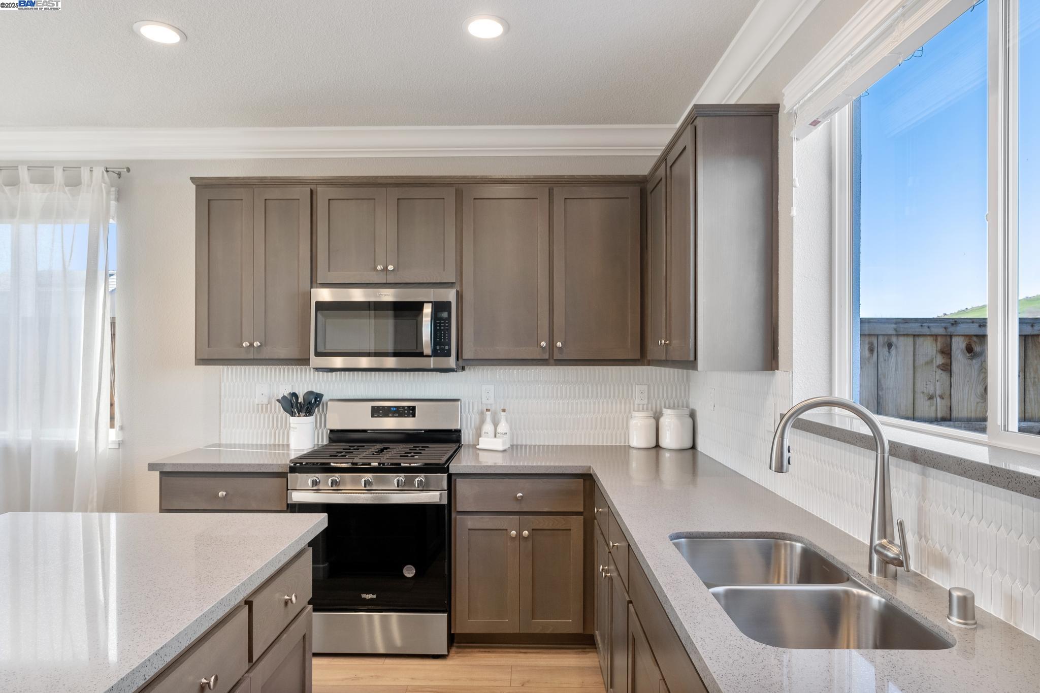 Detail Gallery Image 10 of 20 For 1481 Monument Ln, Fairfield,  CA 94533 - 3 Beds | 2/1 Baths