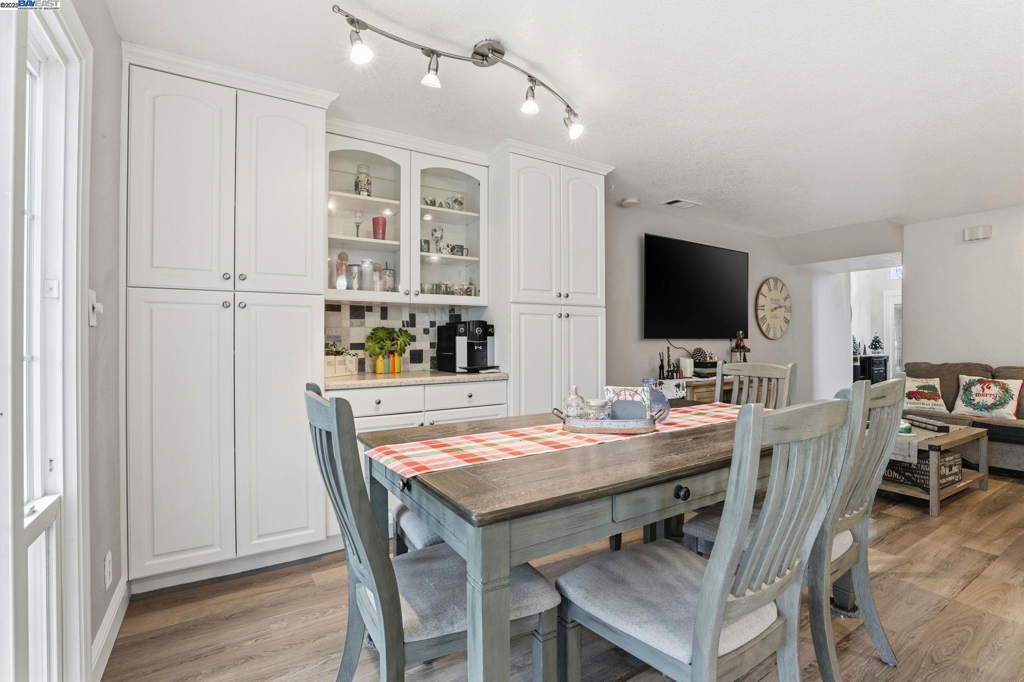 Detail Gallery Image 11 of 36 For 2891 Calle Reynoso, Pleasanton,  CA 94566 - 5 Beds | 3 Baths