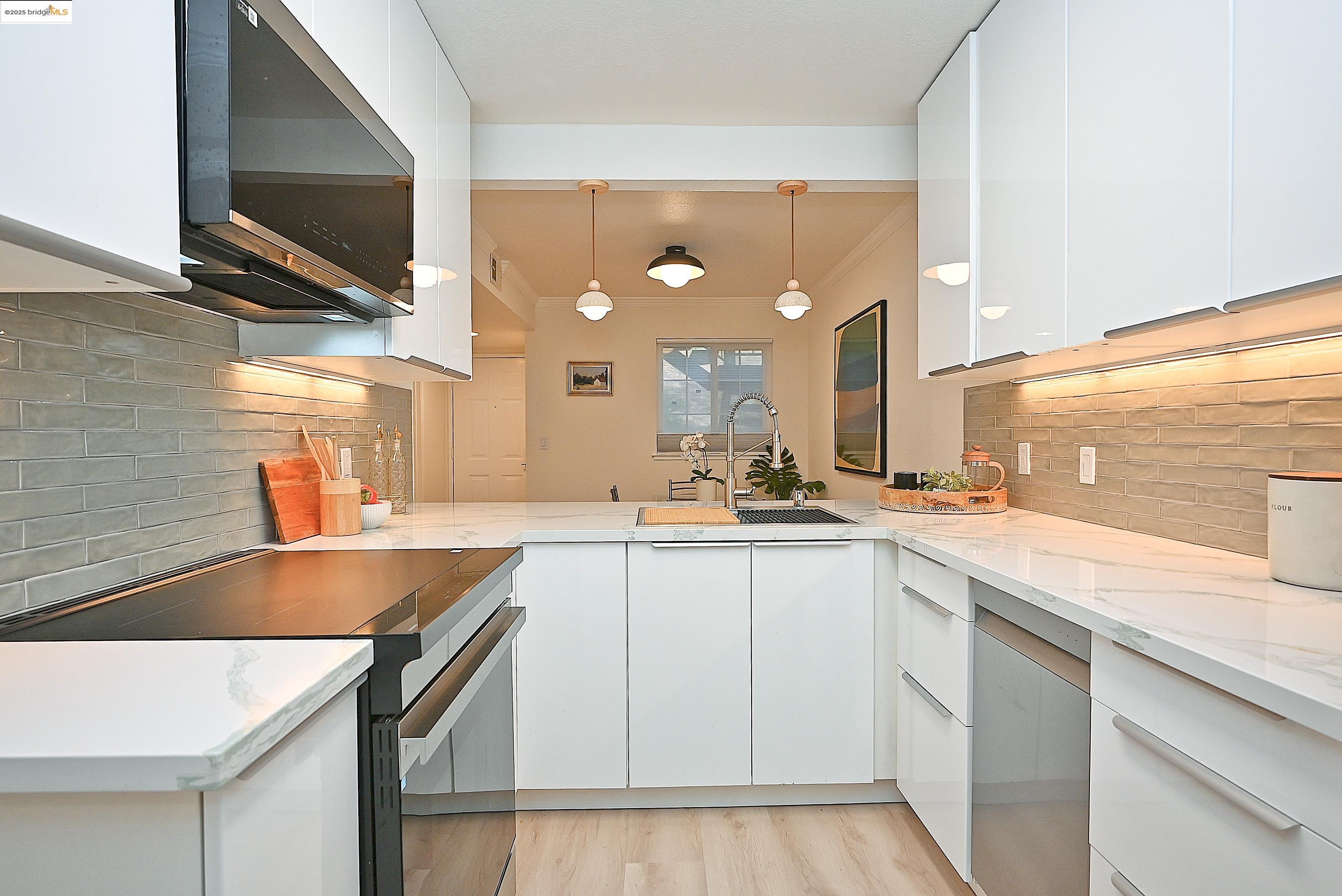 Detail Gallery Image 10 of 43 For 550 Canyon Oaks Dr a,  Oakland,  CA 94605 - 2 Beds | 2 Baths