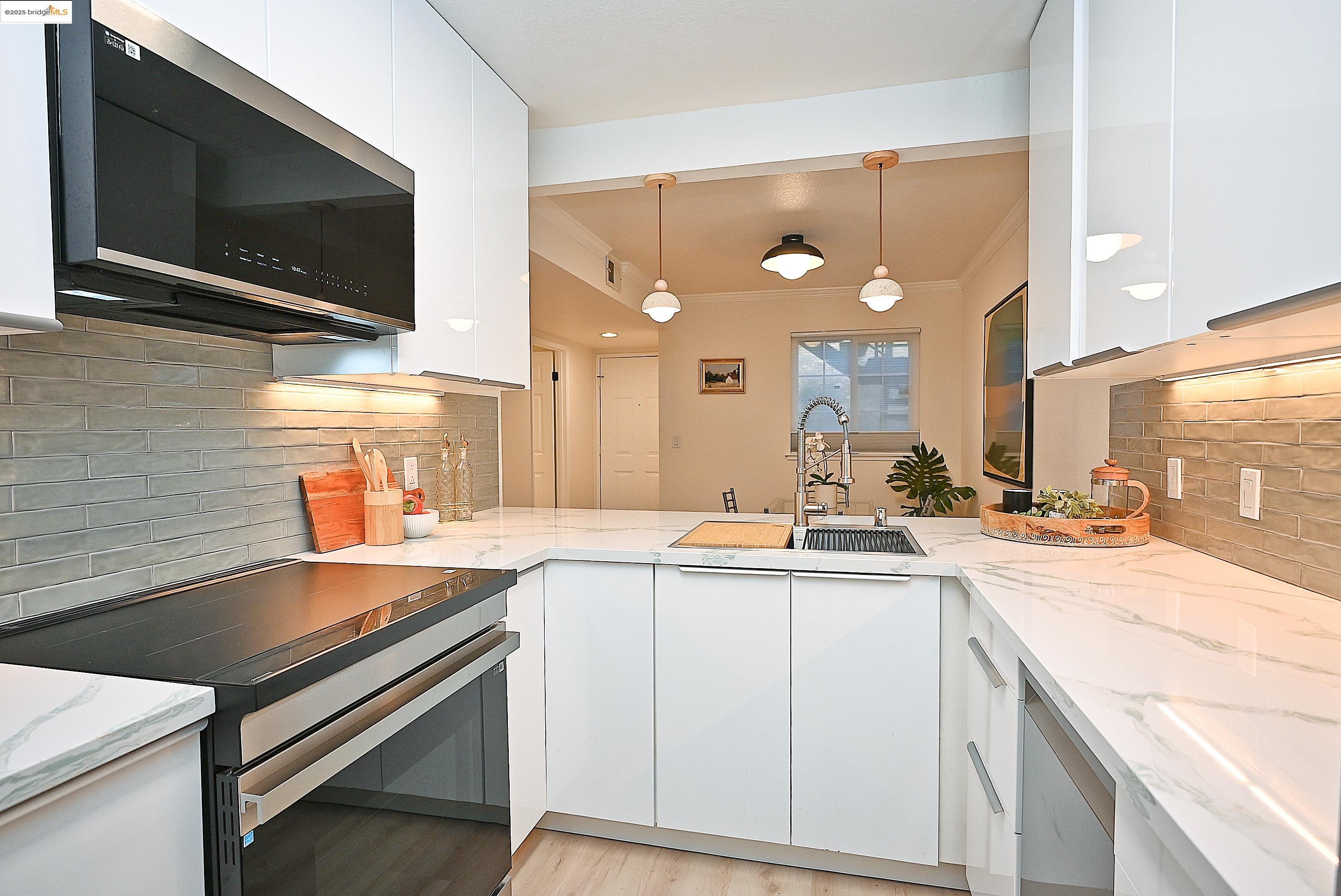 Detail Gallery Image 11 of 43 For 550 Canyon Oaks Dr a,  Oakland,  CA 94605 - 2 Beds | 2 Baths