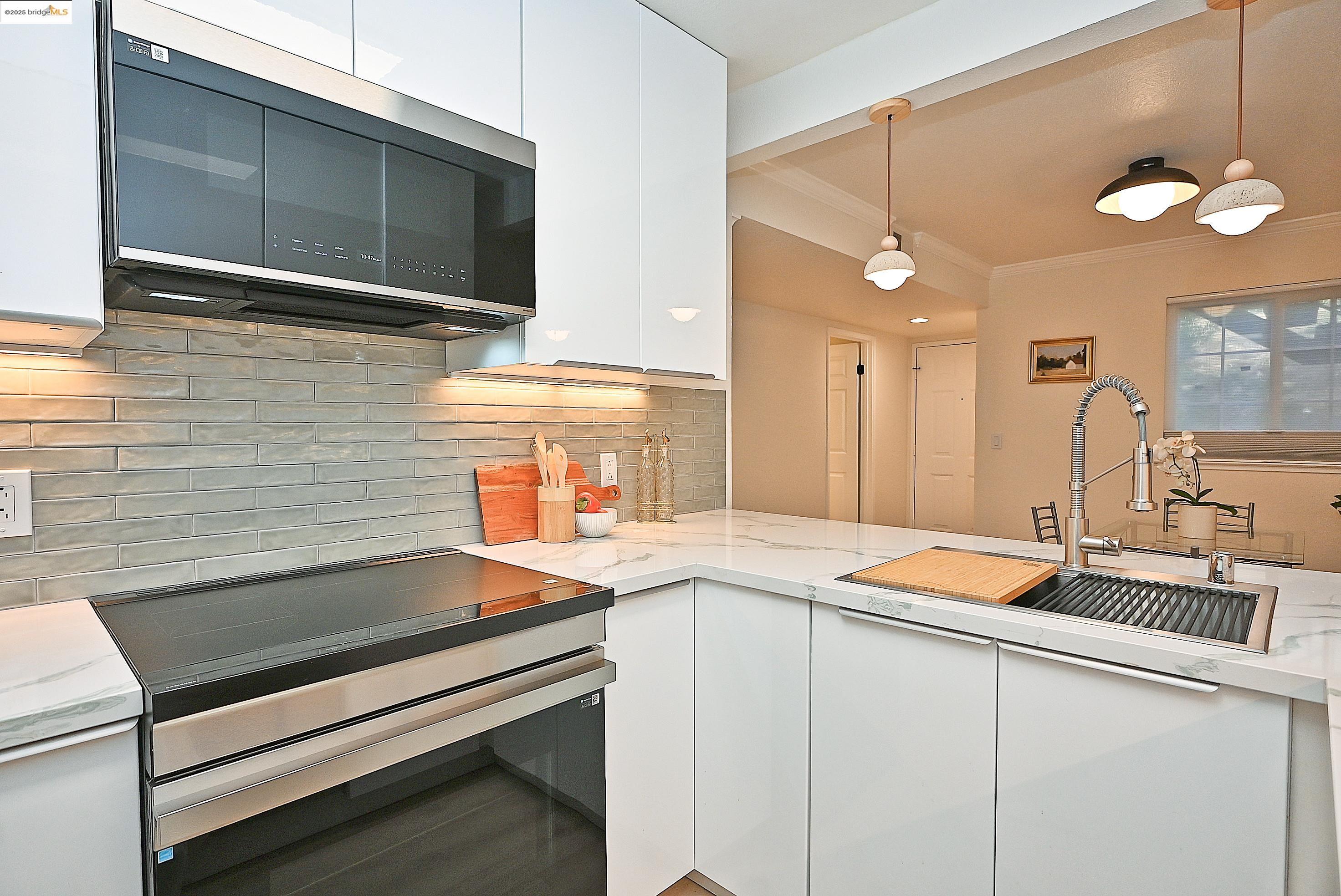 Detail Gallery Image 12 of 43 For 550 Canyon Oaks Dr a,  Oakland,  CA 94605 - 2 Beds | 2 Baths