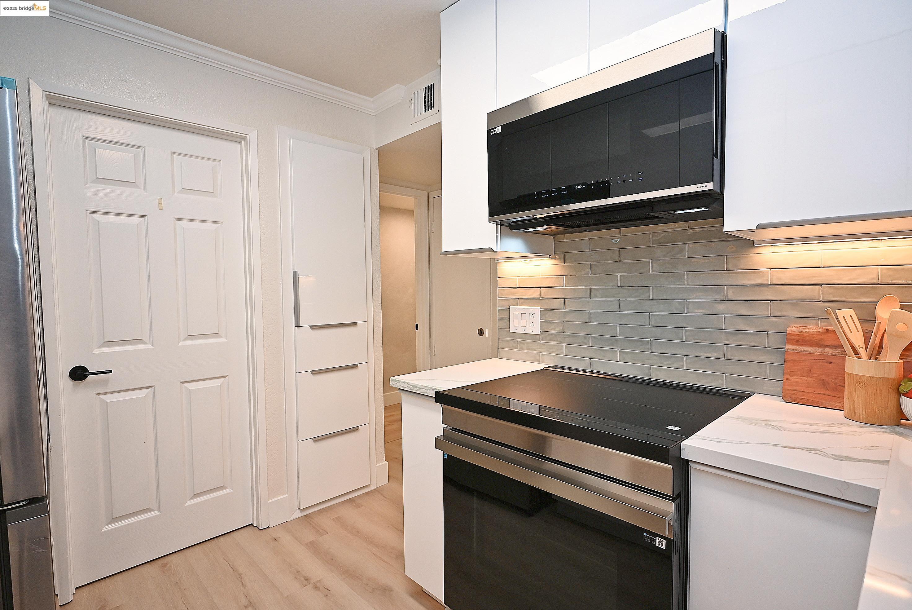 Detail Gallery Image 14 of 43 For 550 Canyon Oaks Dr a,  Oakland,  CA 94605 - 2 Beds | 2 Baths