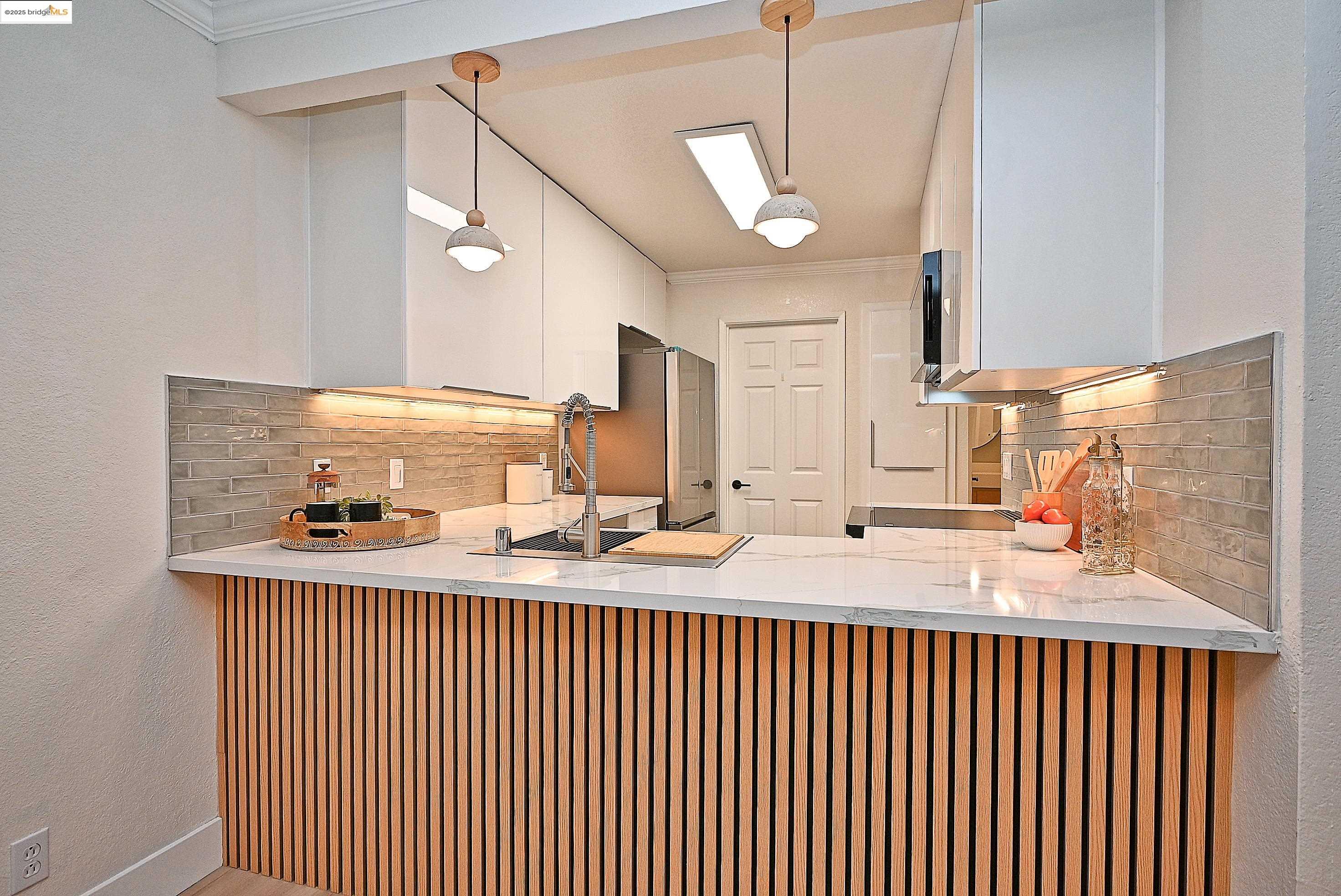 Detail Gallery Image 16 of 43 For 550 Canyon Oaks Dr a,  Oakland,  CA 94605 - 2 Beds | 2 Baths