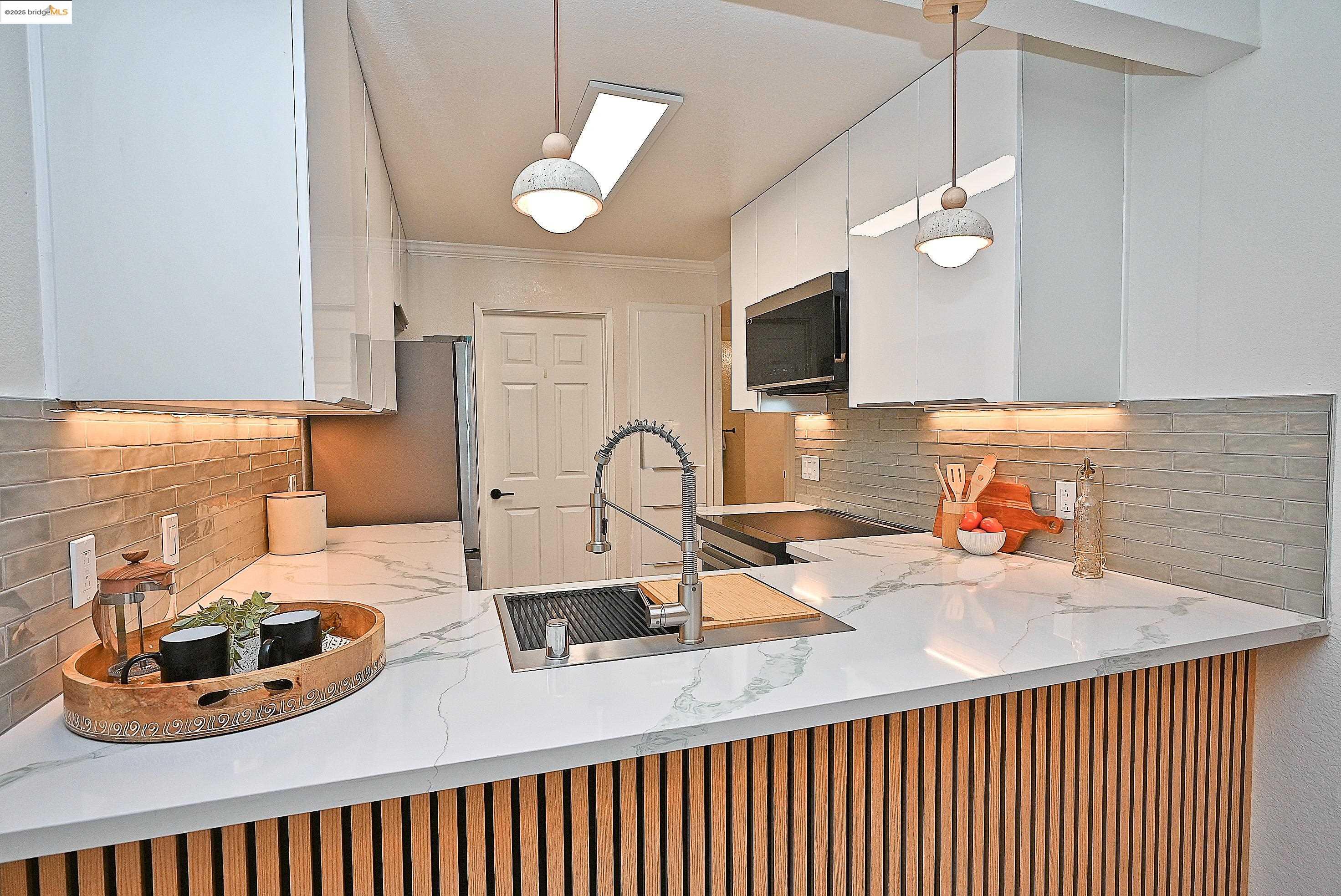 Detail Gallery Image 17 of 43 For 550 Canyon Oaks Dr a,  Oakland,  CA 94605 - 2 Beds | 2 Baths