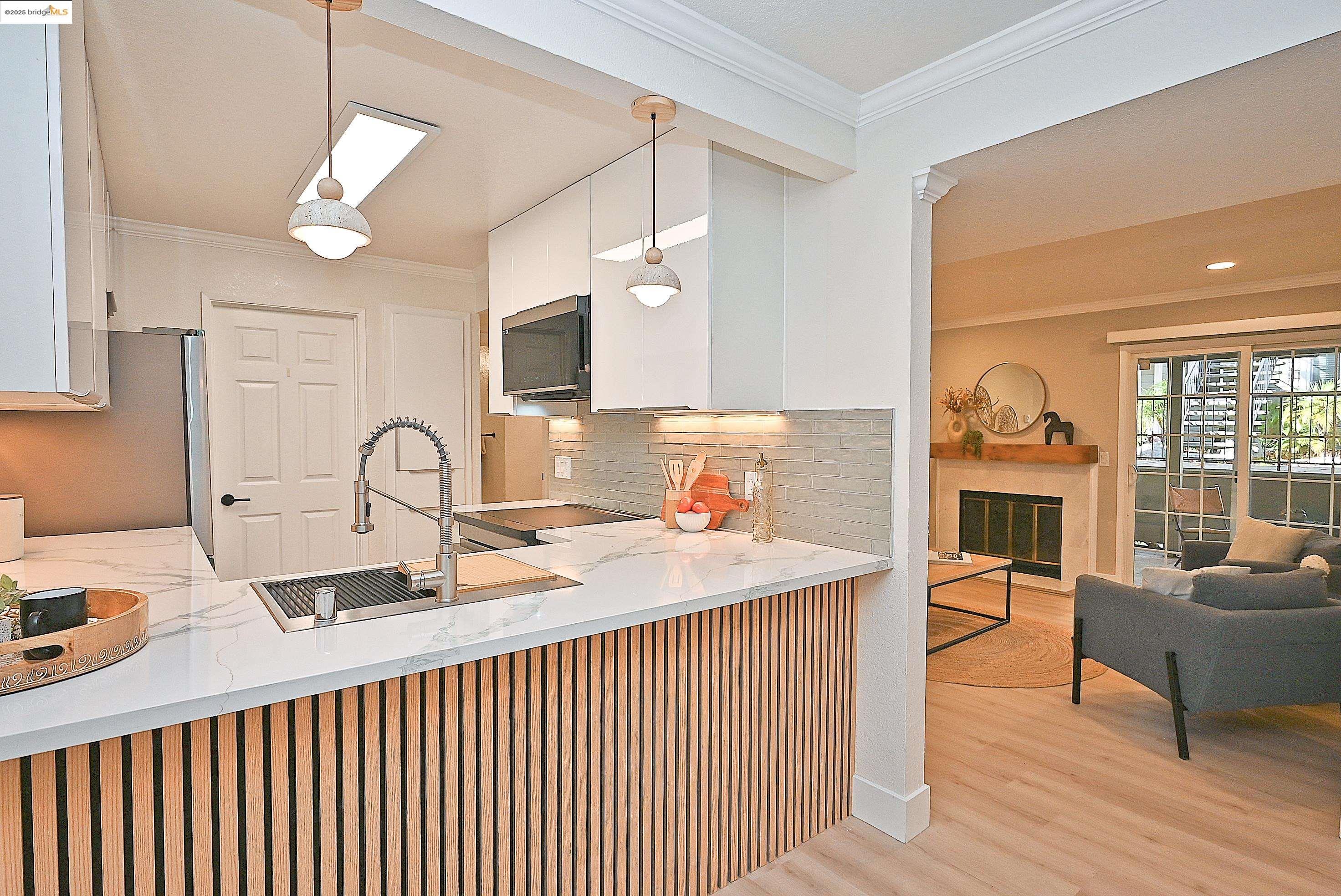 Detail Gallery Image 18 of 43 For 550 Canyon Oaks Dr a,  Oakland,  CA 94605 - 2 Beds | 2 Baths