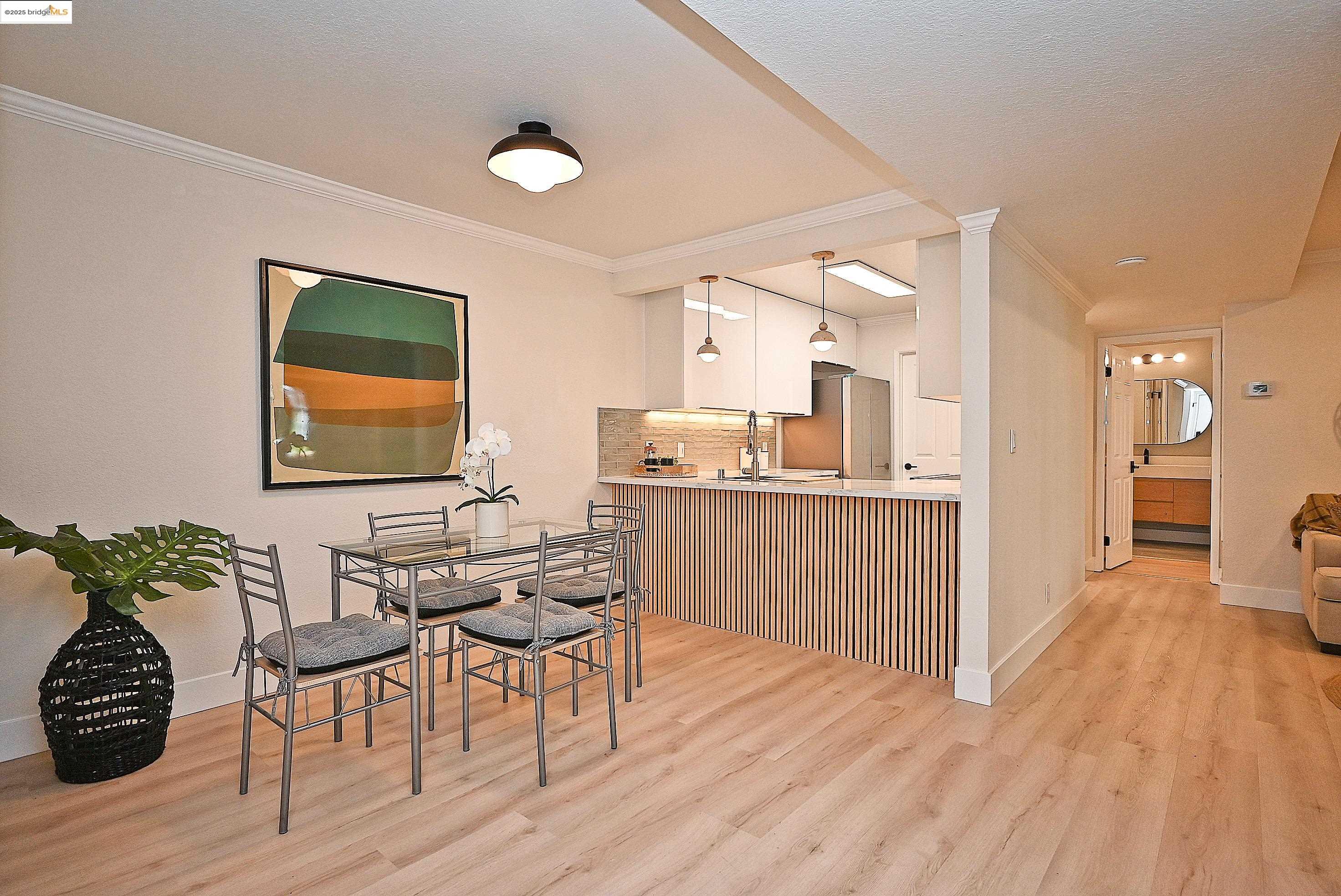 Detail Gallery Image 3 of 43 For 550 Canyon Oaks Dr a,  Oakland,  CA 94605 - 2 Beds | 2 Baths