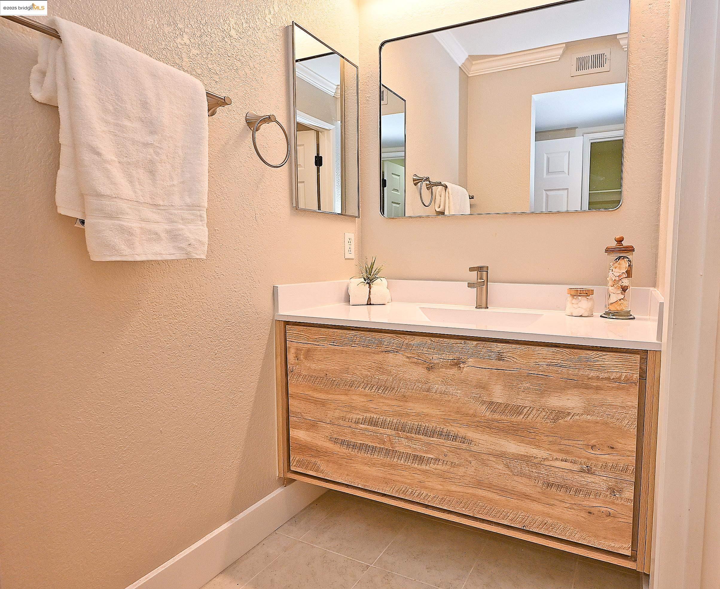 Detail Gallery Image 23 of 43 For 550 Canyon Oaks Dr a,  Oakland,  CA 94605 - 2 Beds | 2 Baths