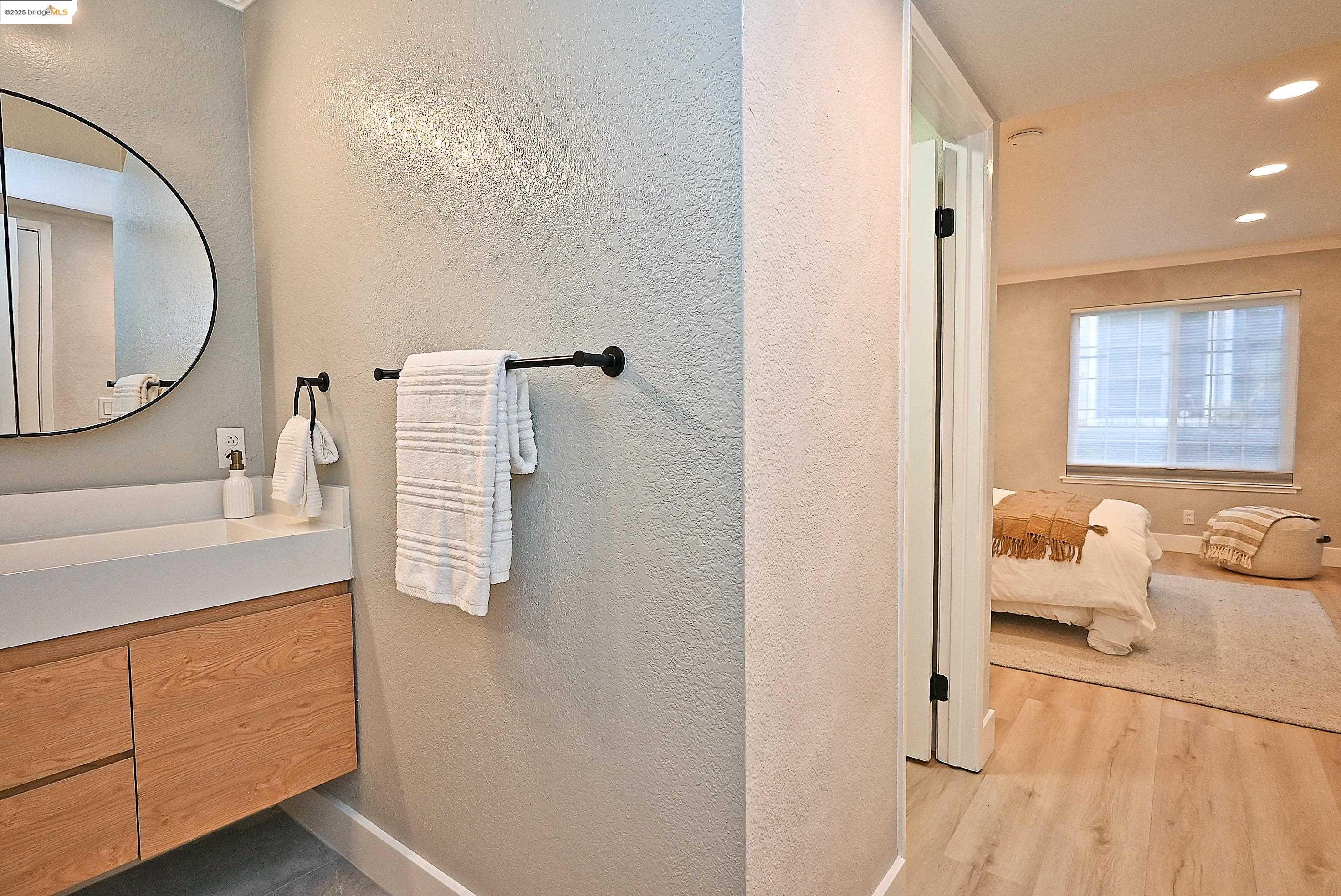 Detail Gallery Image 24 of 43 For 550 Canyon Oaks Dr a,  Oakland,  CA 94605 - 2 Beds | 2 Baths