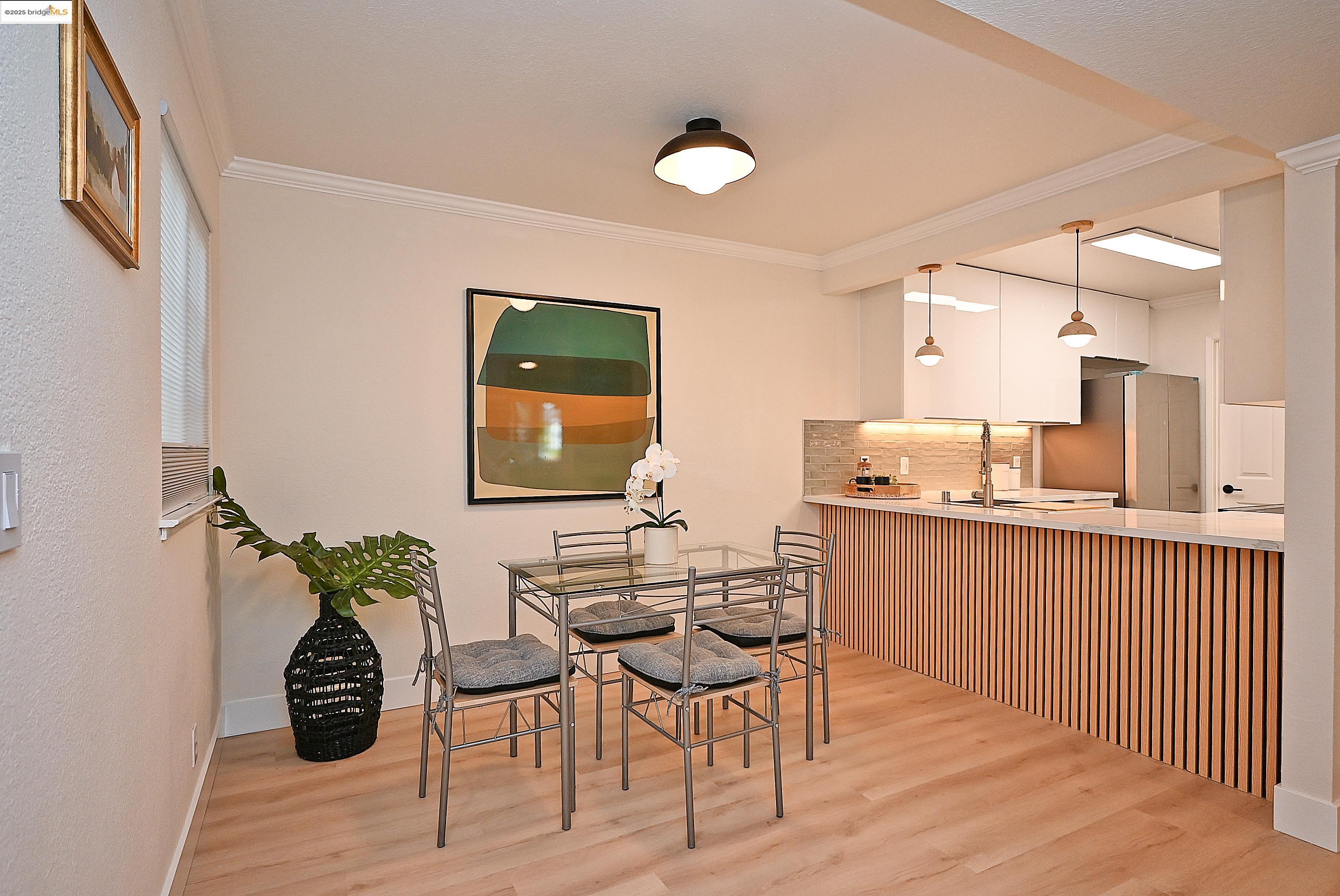 Detail Gallery Image 4 of 43 For 550 Canyon Oaks Dr a,  Oakland,  CA 94605 - 2 Beds | 2 Baths