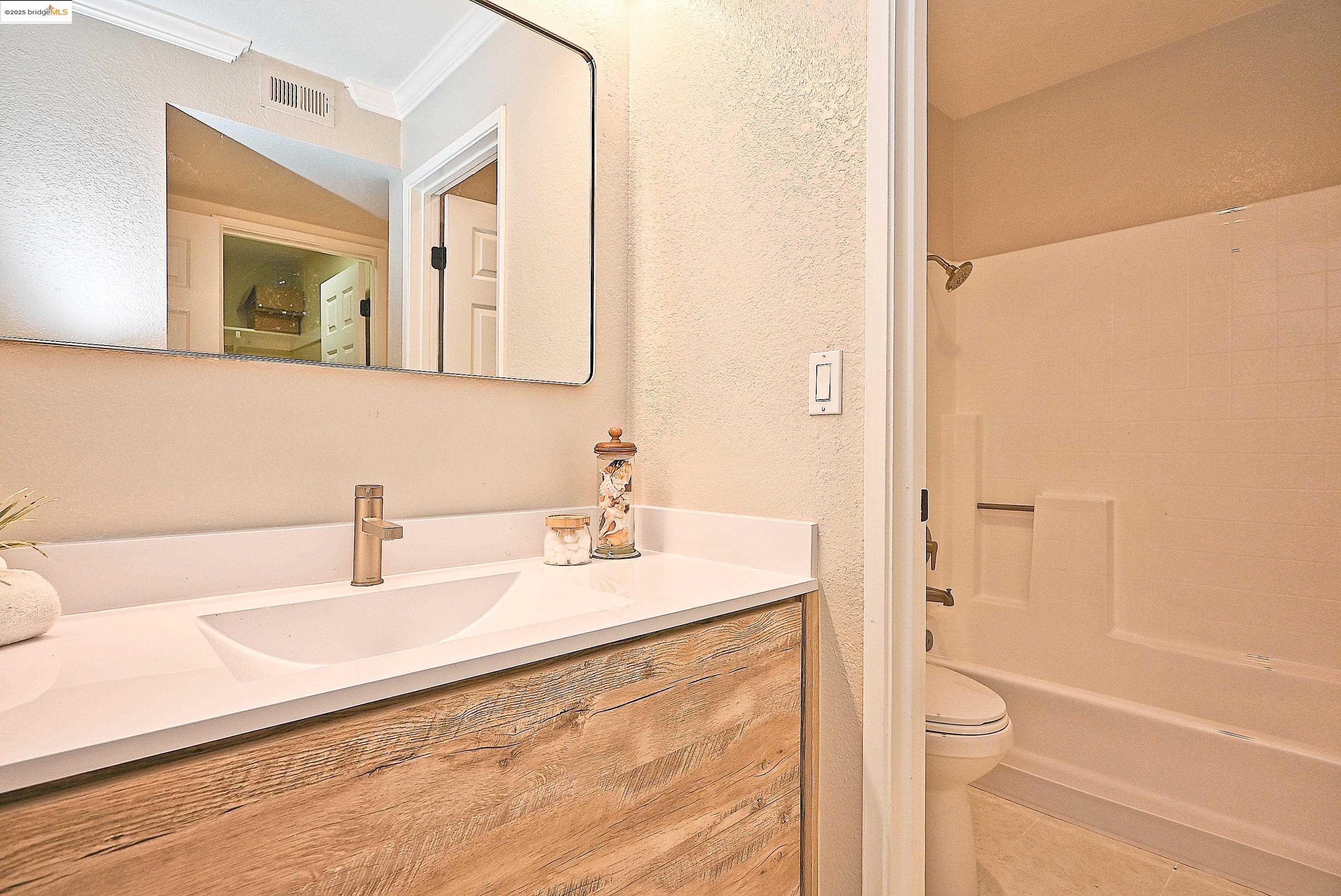 Detail Gallery Image 29 of 43 For 550 Canyon Oaks Dr a,  Oakland,  CA 94605 - 2 Beds | 2 Baths