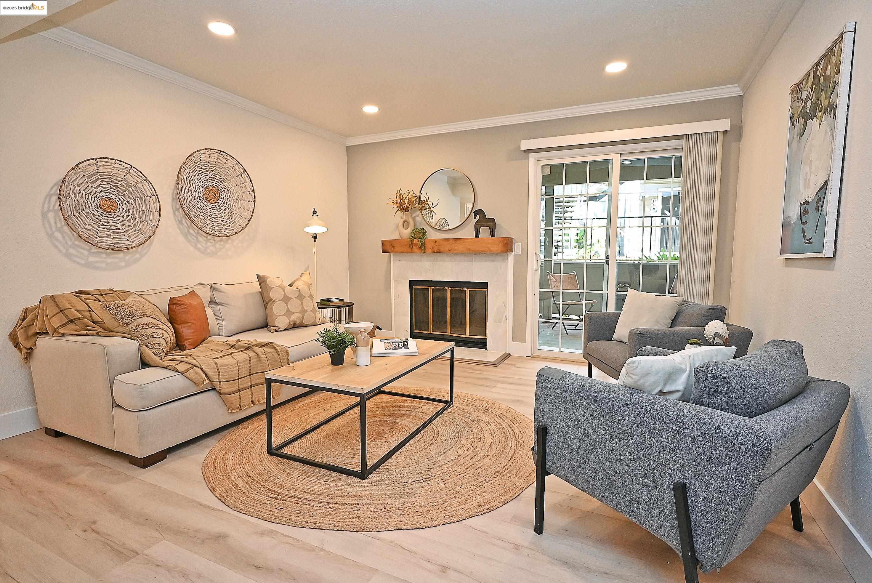Detail Gallery Image 5 of 43 For 550 Canyon Oaks Dr a,  Oakland,  CA 94605 - 2 Beds | 2 Baths